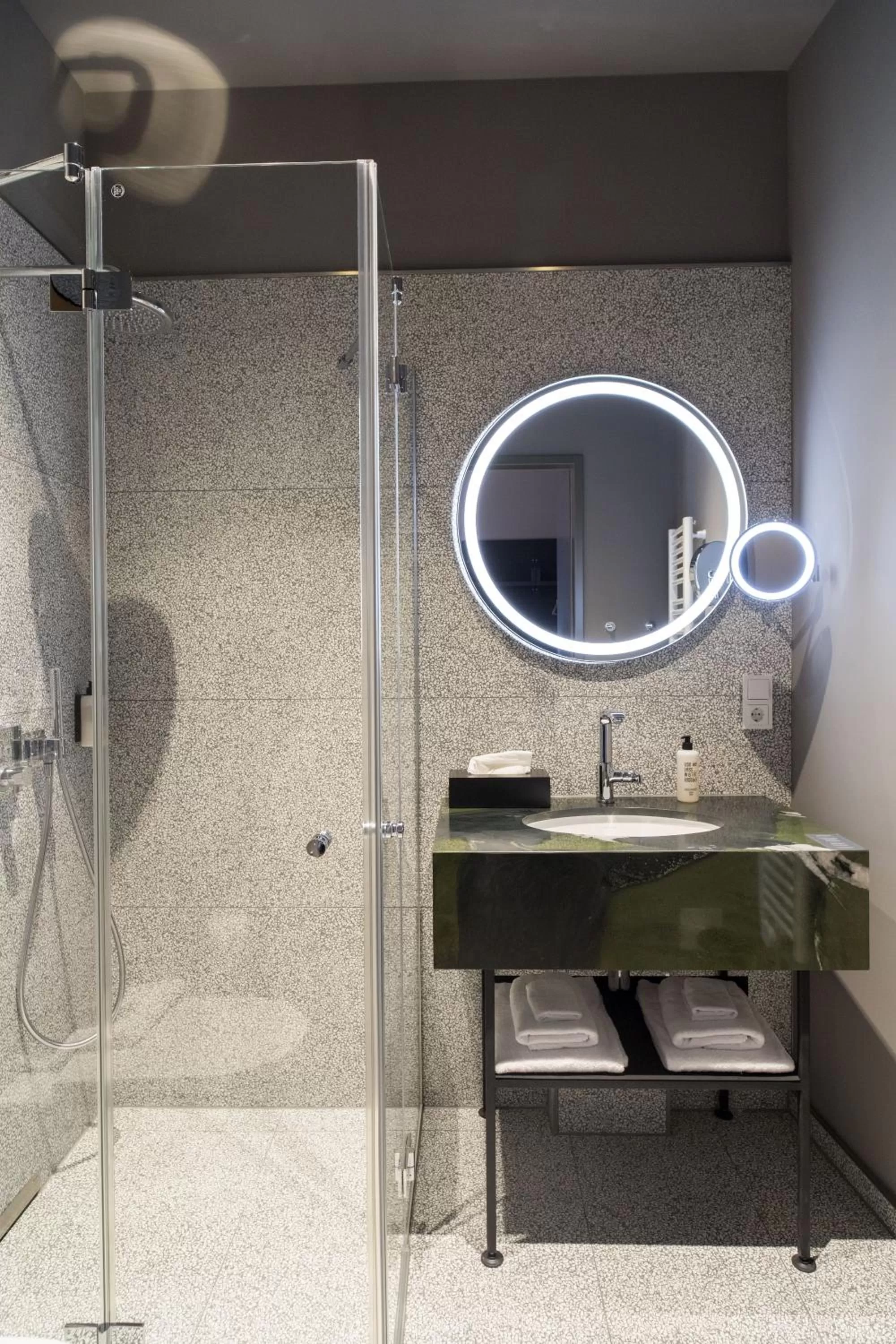 Shower in Hotel Sonne