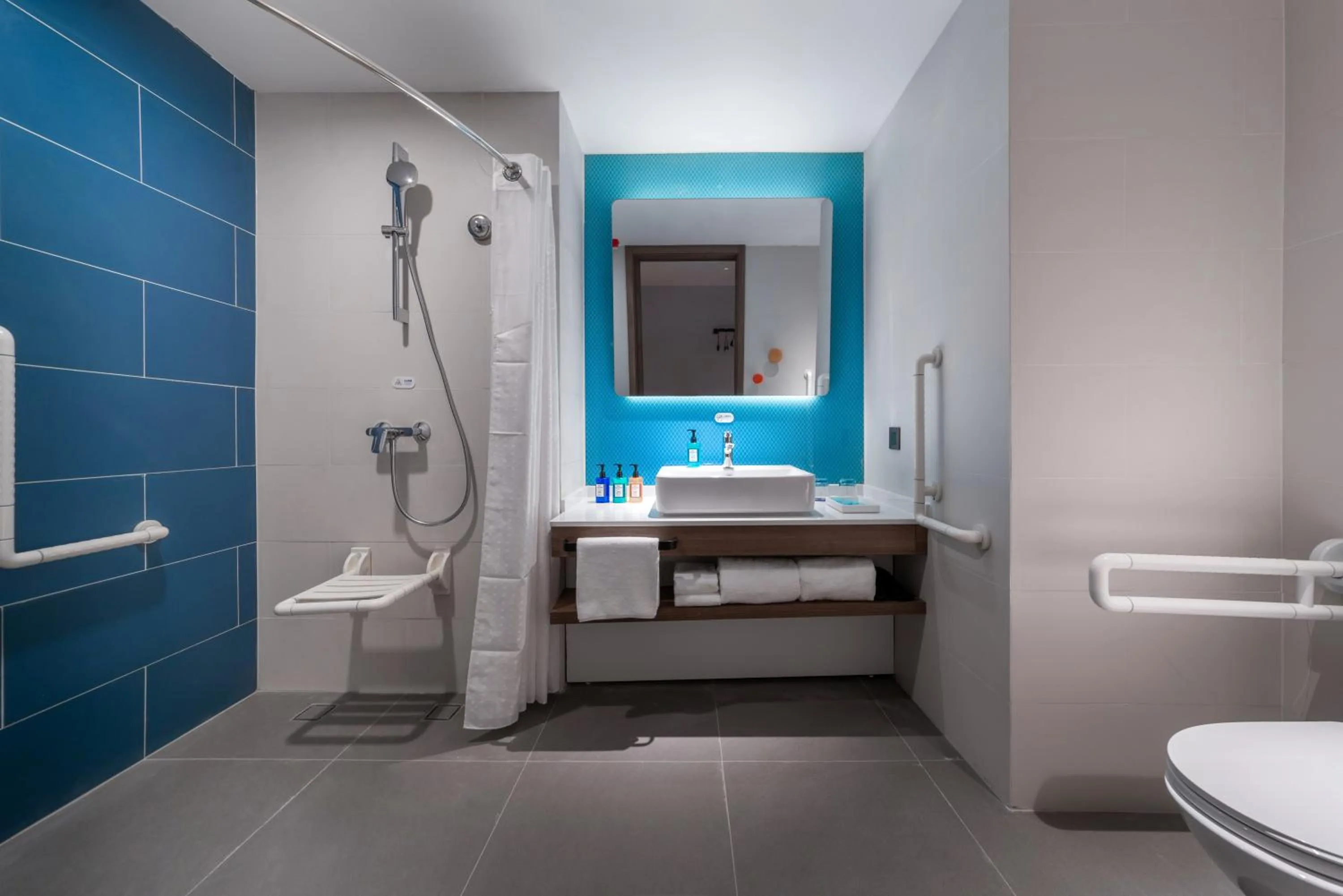 Bathroom in Holiday Inn Express Linyi North New District by IHG