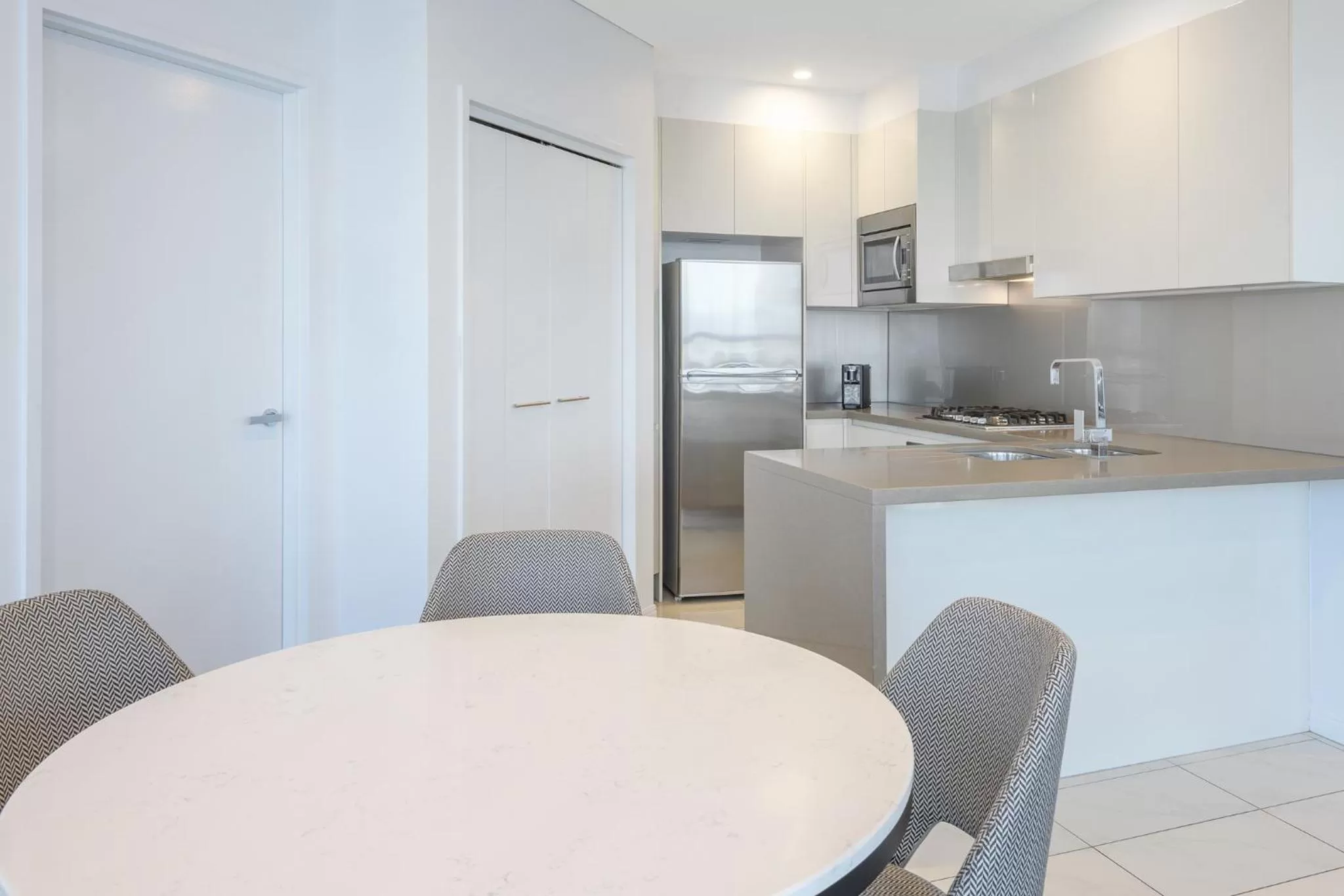 Kitchen or kitchenette in Meriton Suites Adelaide Street, Brisbane