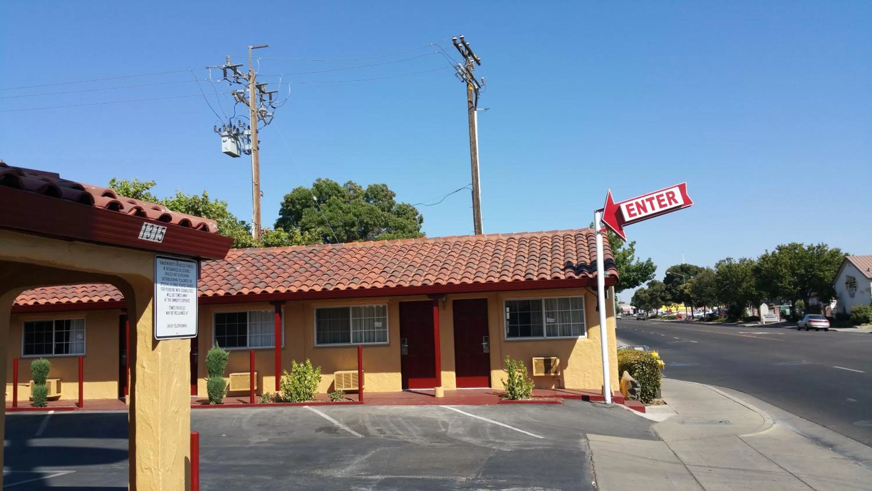 Facade/entrance in Slumber Motel