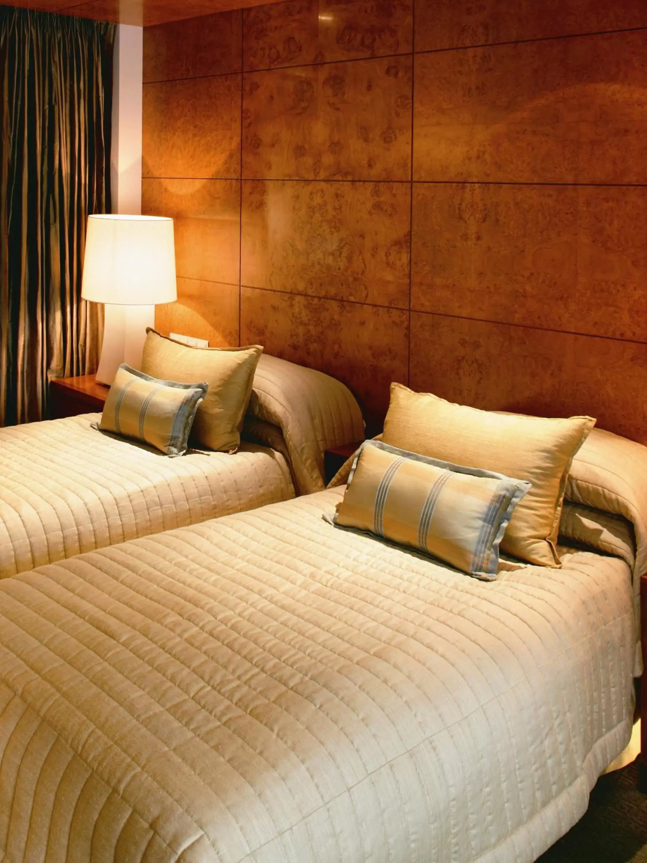 City View Twin Room in Mandarin Oriental, Hong Kong City View Twin Room in Mandarin Oriental, Hong Kong