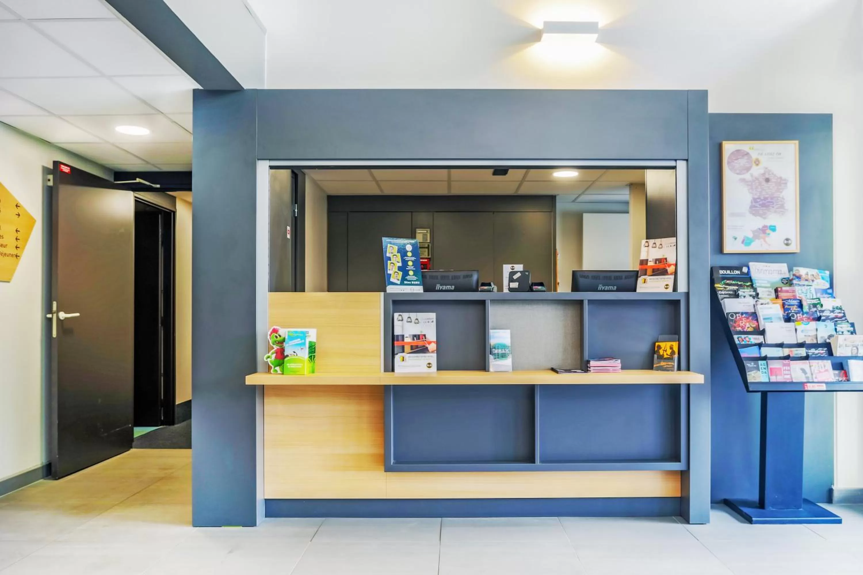 Lobby or reception in B&B HOTEL Nancy Frouard