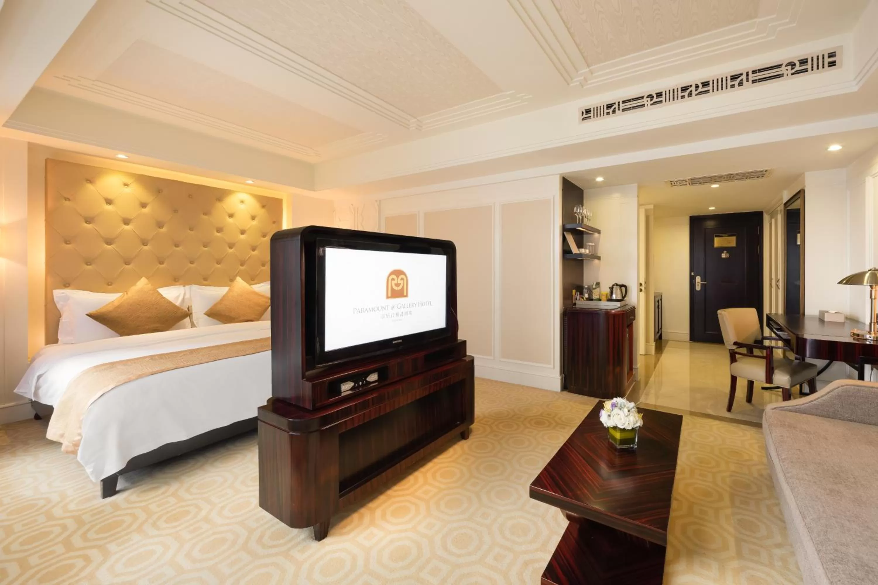 Bed in Paramount Gallery Hotel