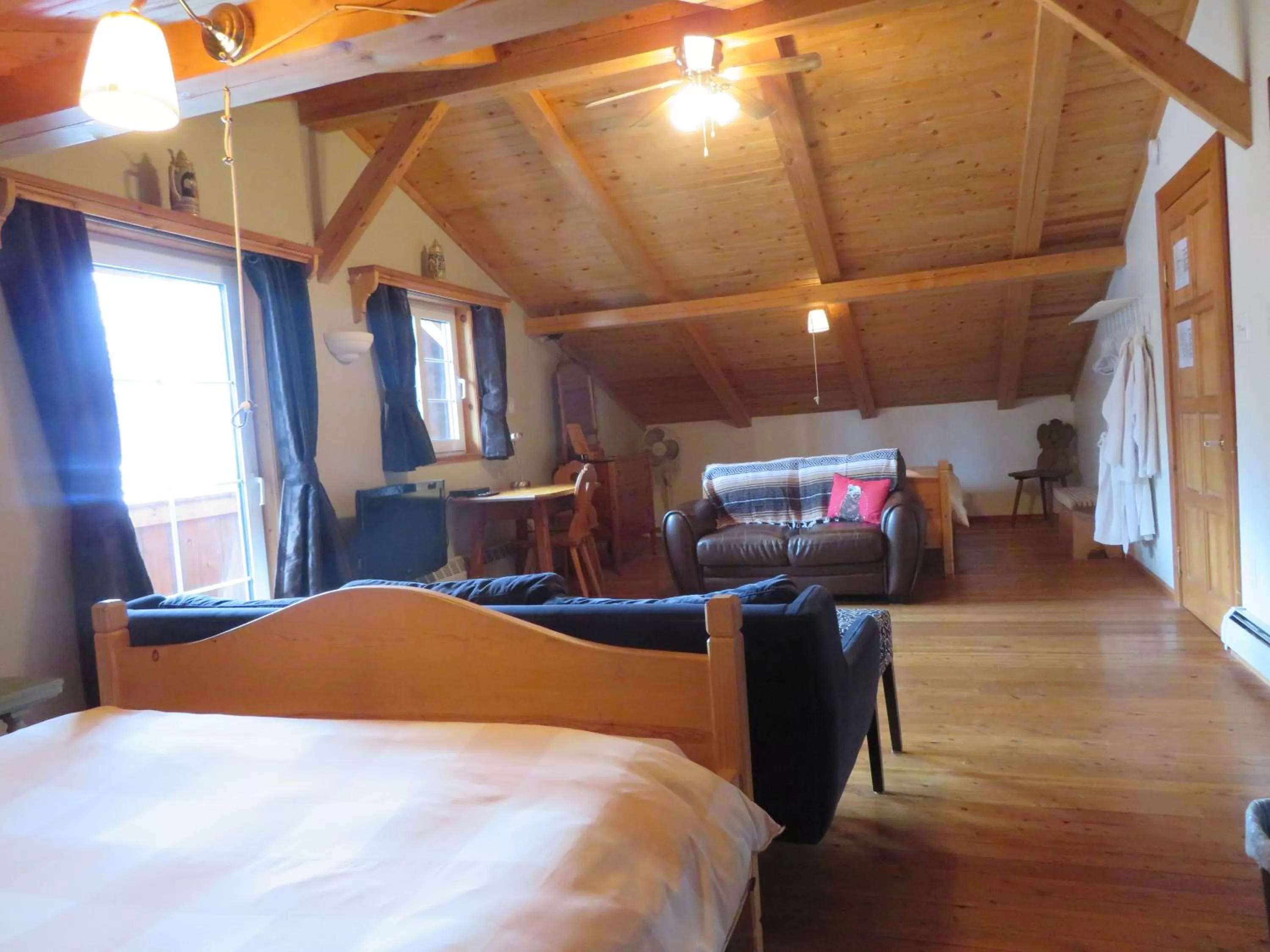 Bed in Alpenglow Bed and Breakfast