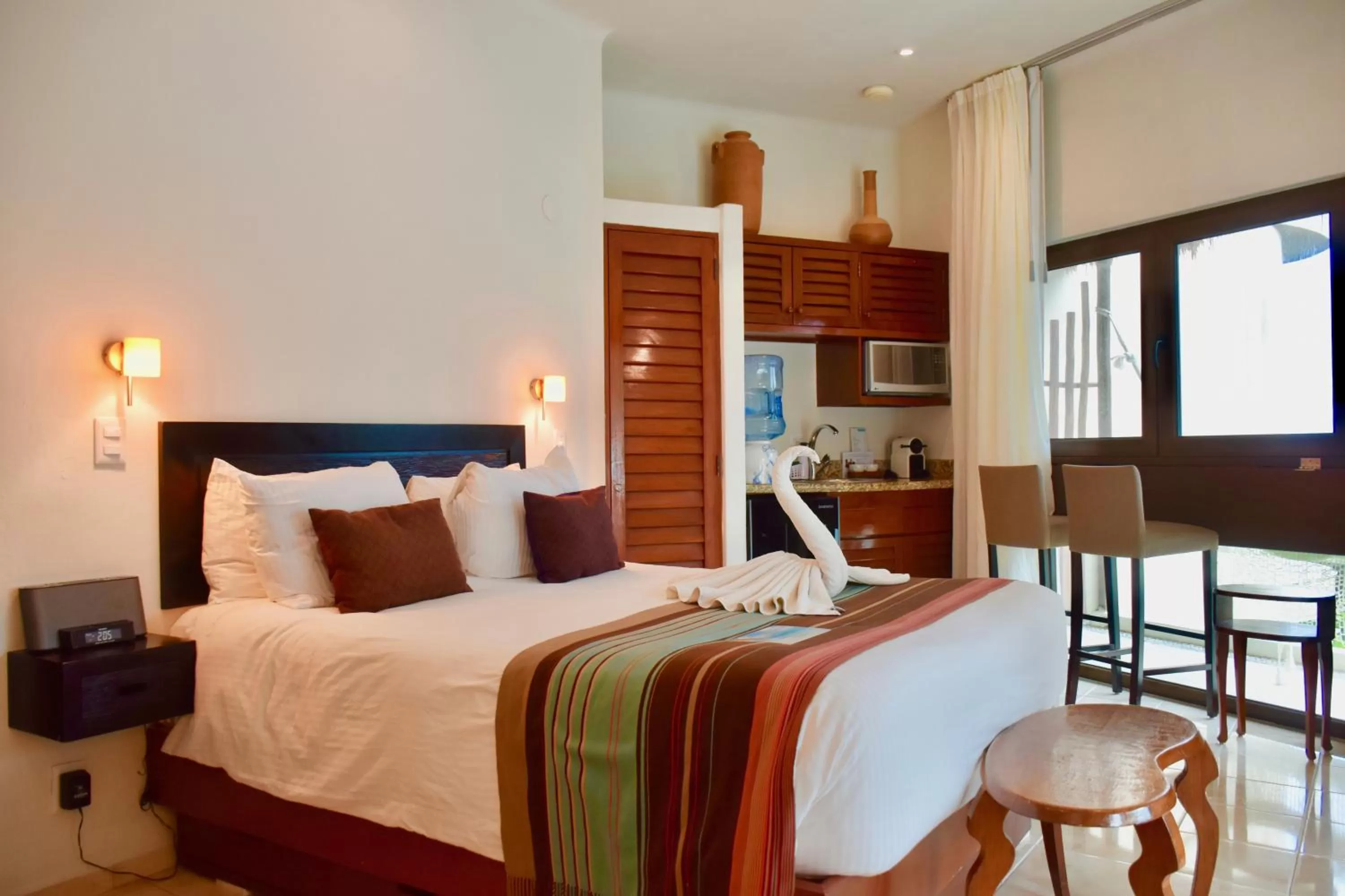 Bathroom, Bed in Playa Palms Beach Hotel