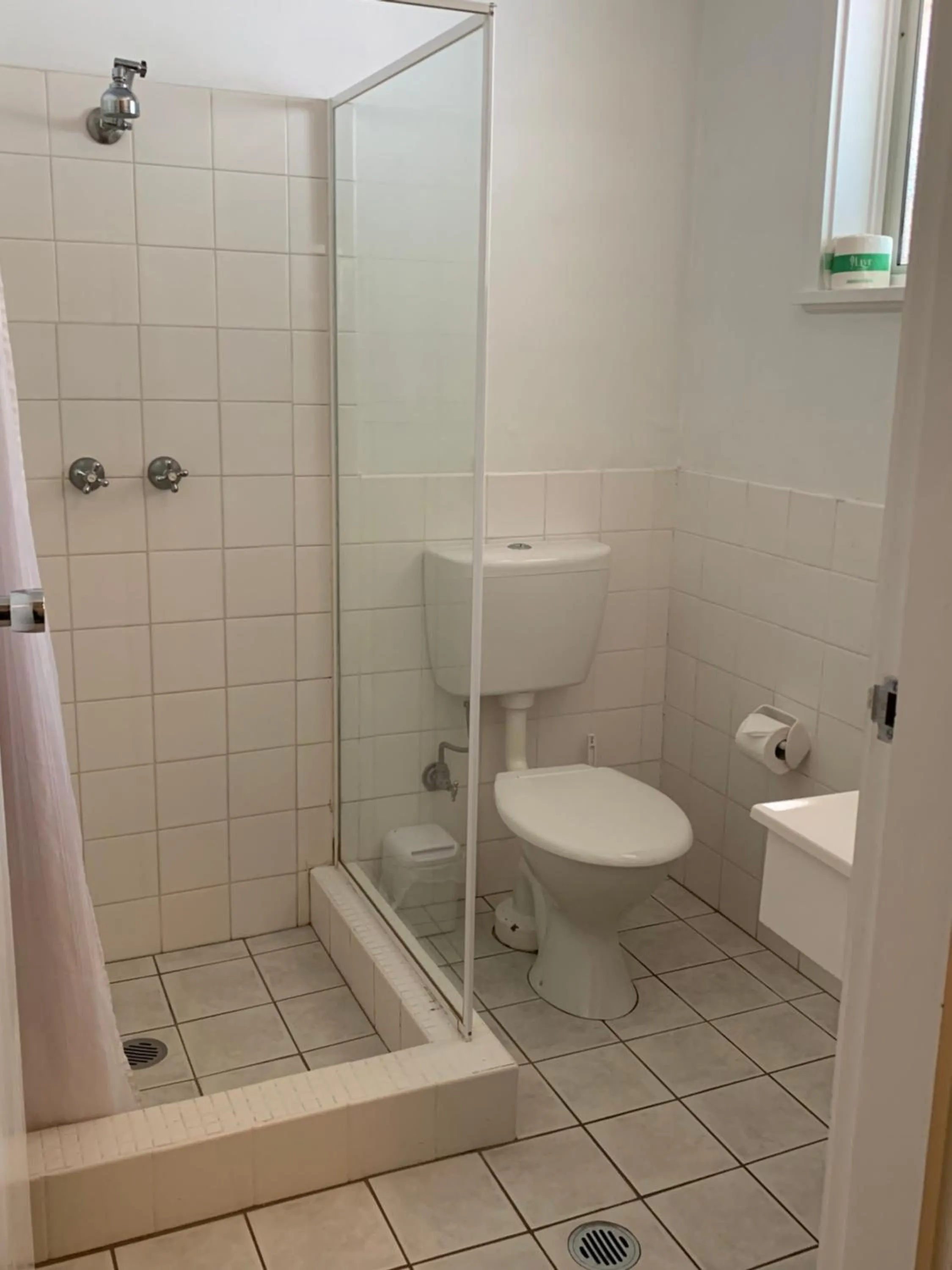 Bathroom in Orana Windmill Motel