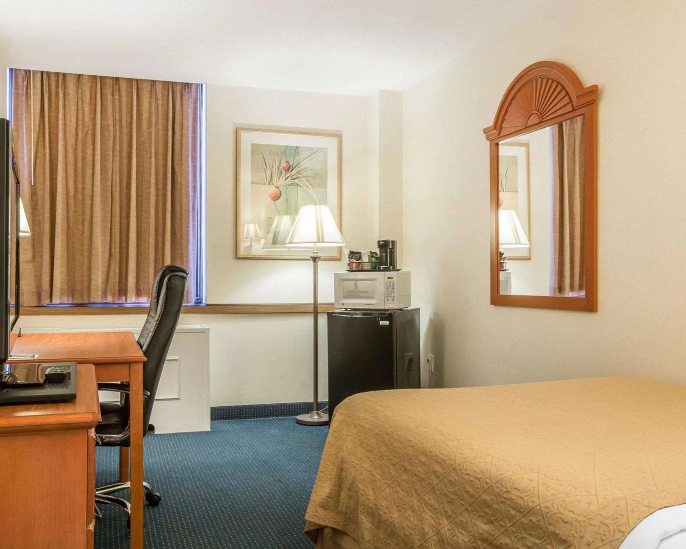 Photo of the whole room, Bed in St Lawrence hotel