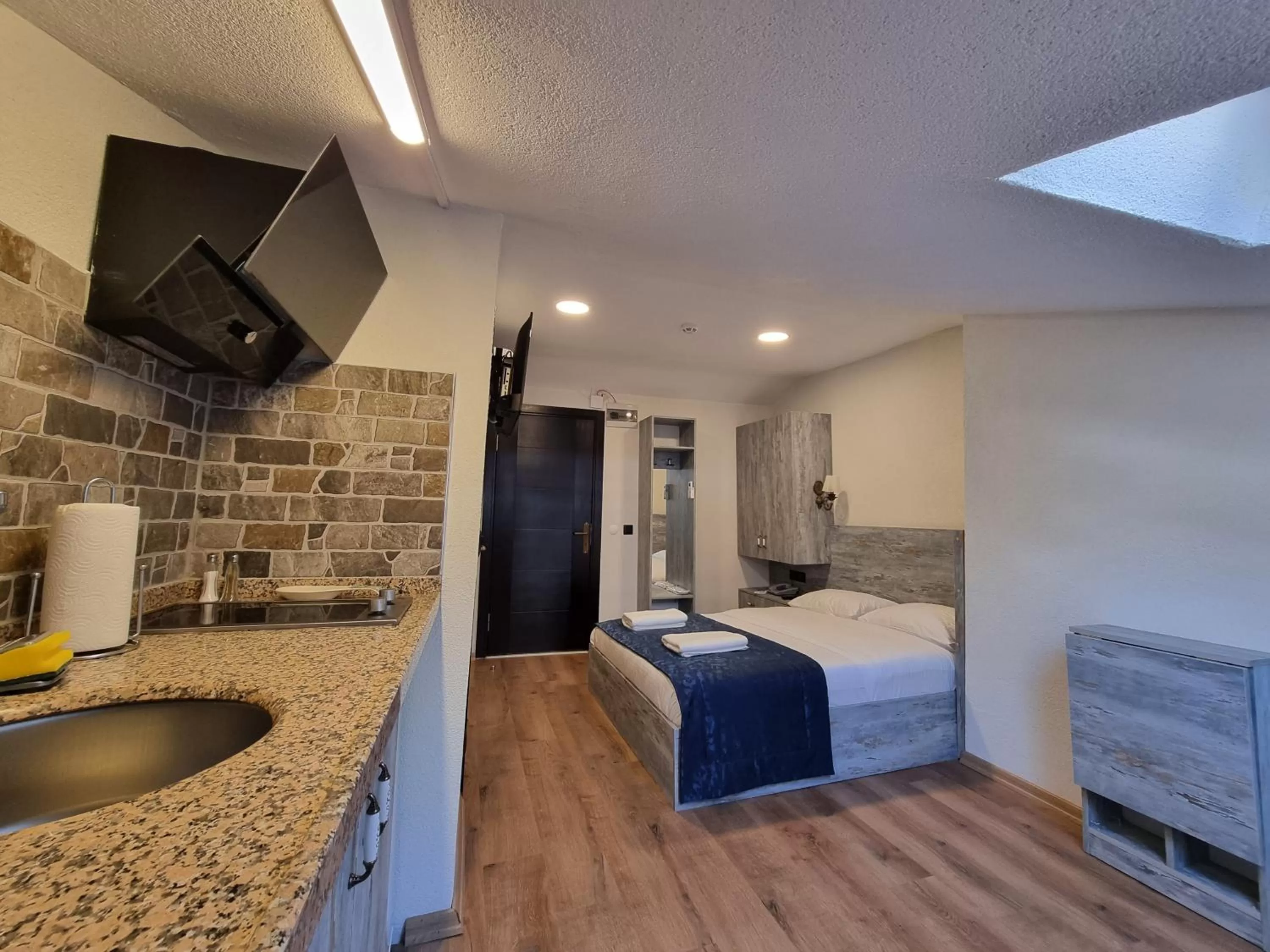 Photo of the whole room, Bed in Element Garden