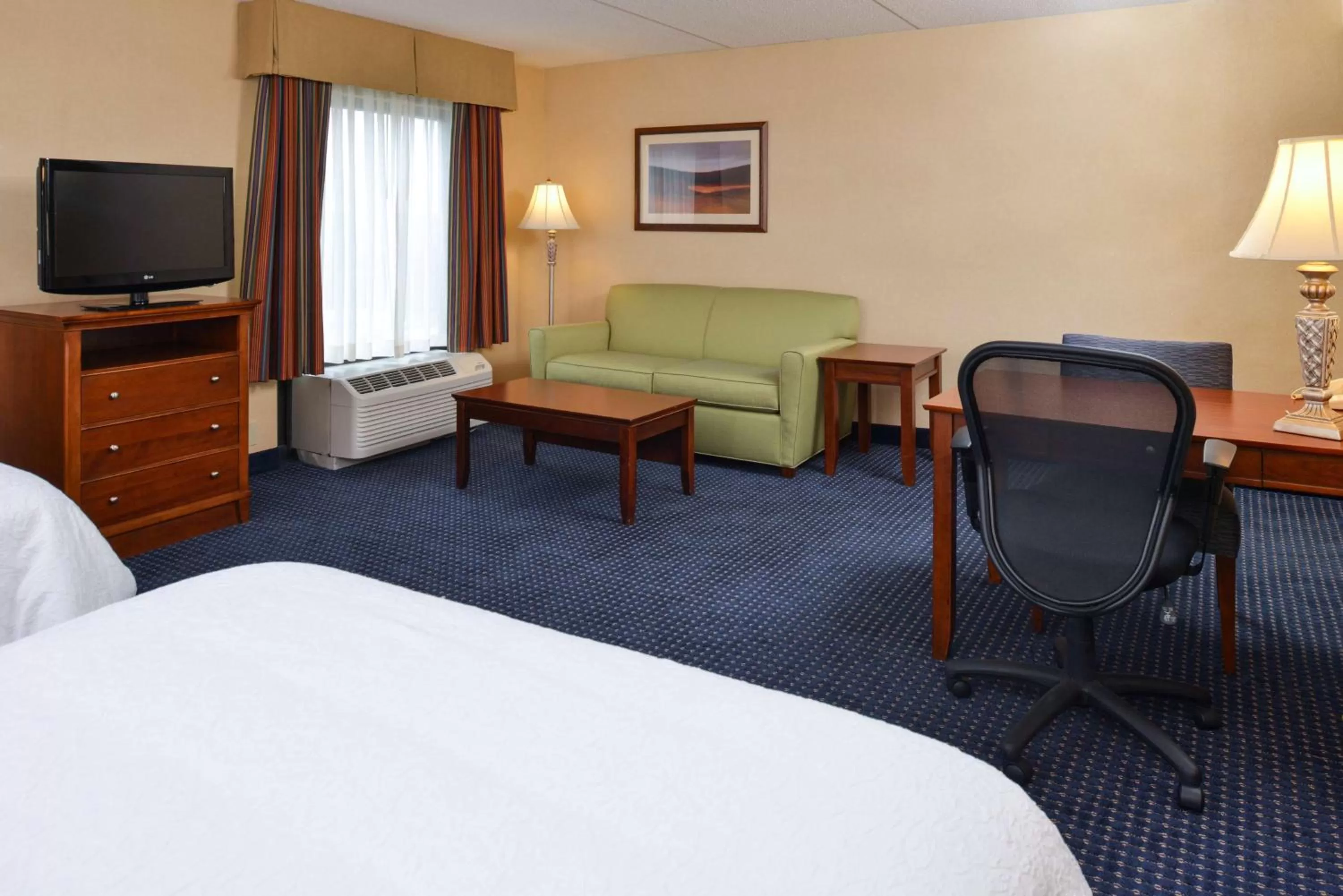 Bed in Hampton Inn and Suites Fredericksburg South