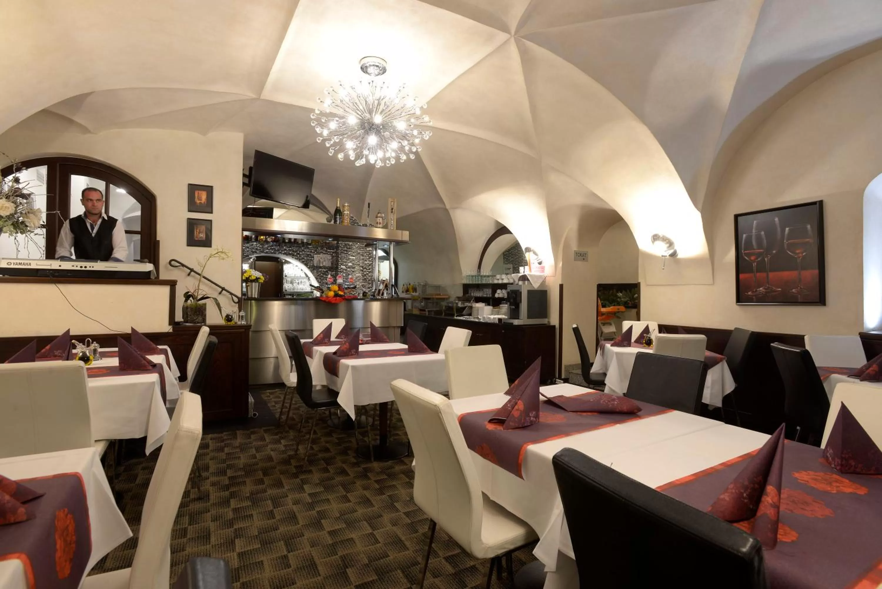 Restaurant/places to eat in Hotel Grand