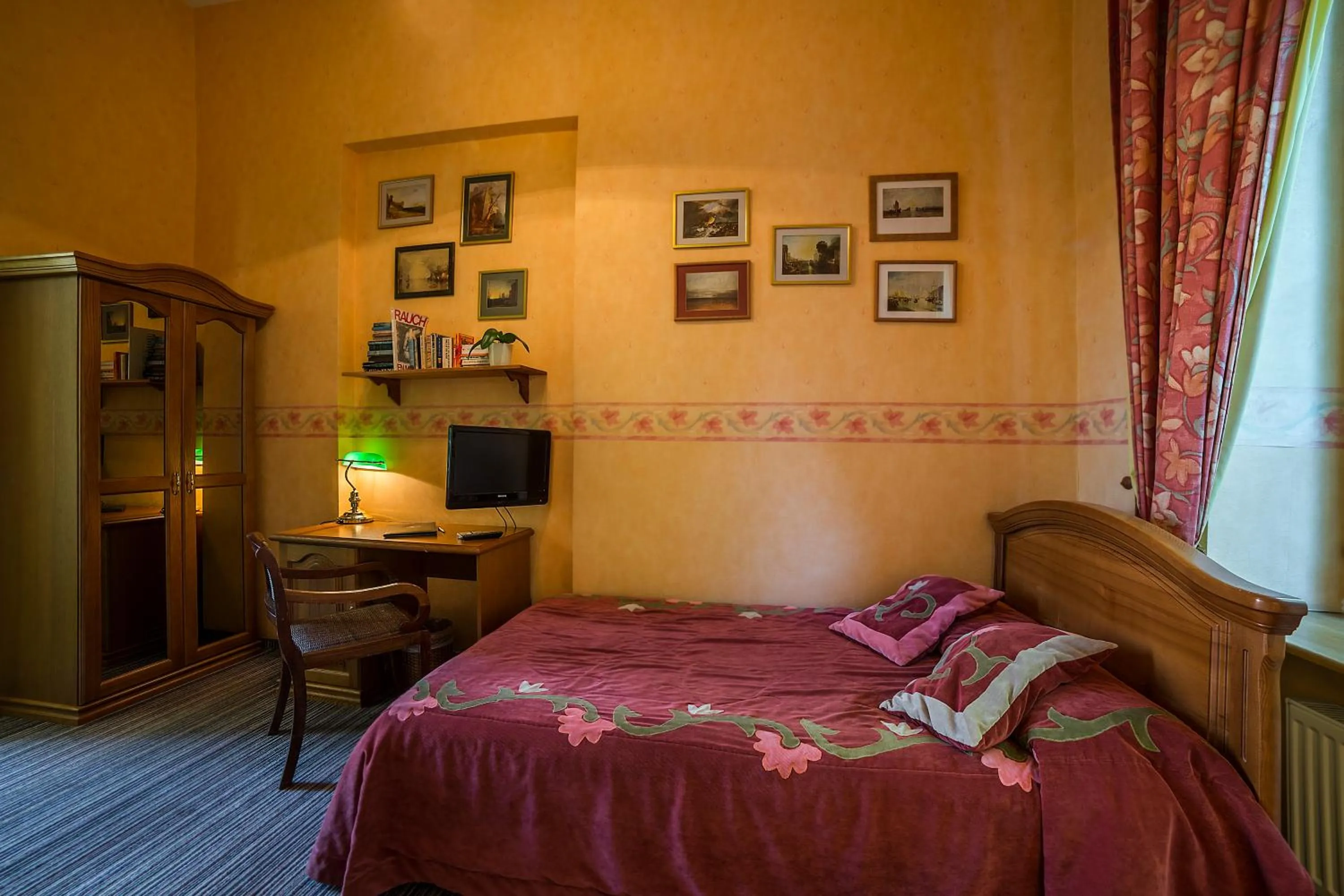 Bed in Shakespeare Boutique Hotel