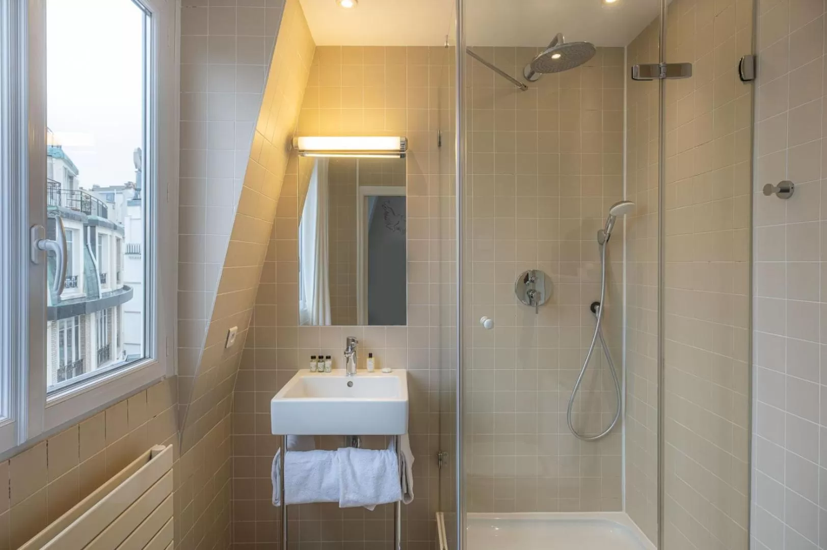 Bathroom in Hôtel Arvor Saint Georges