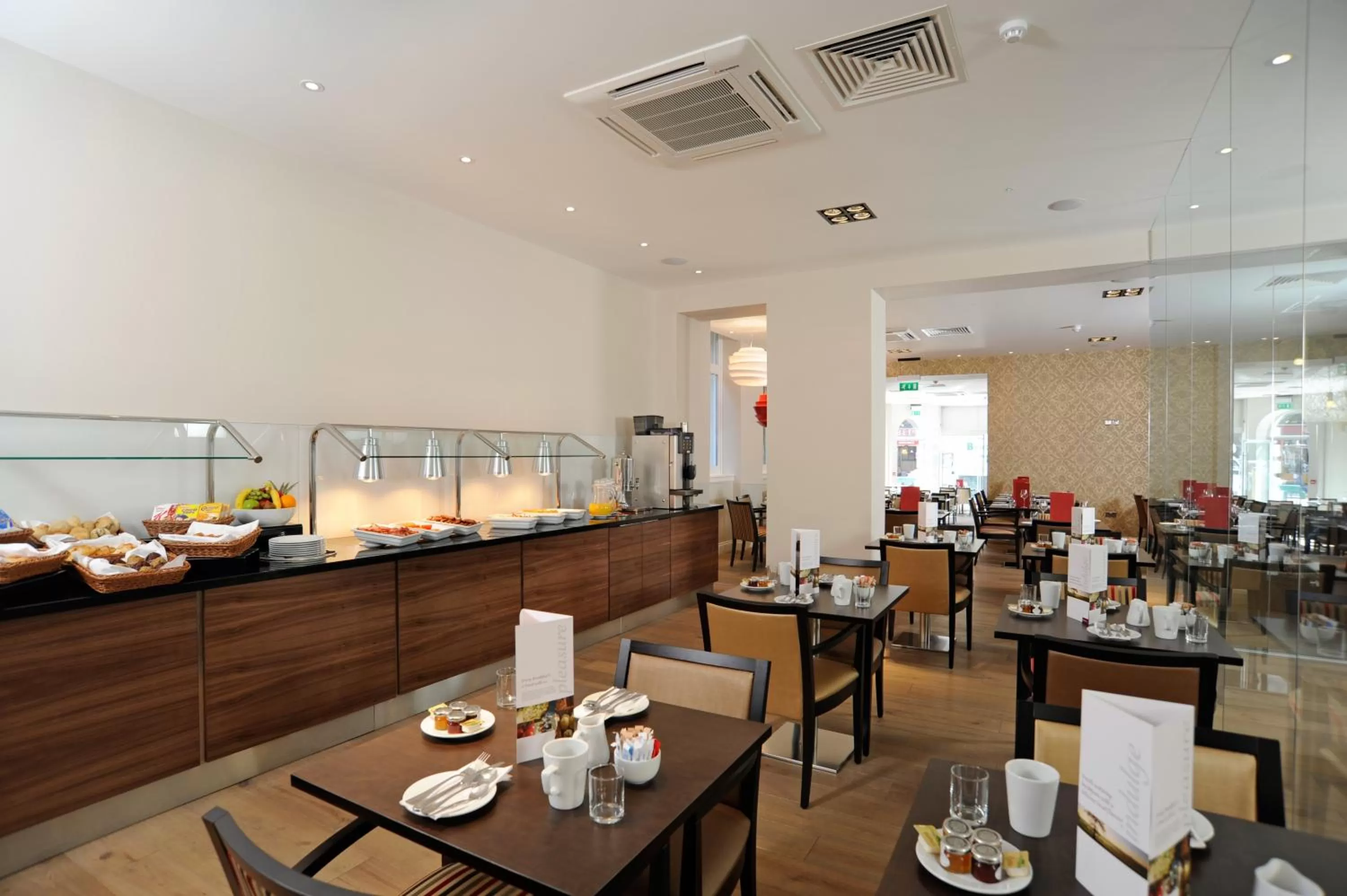 Restaurant/places to eat in Mercure London Bloomsbury Hotel