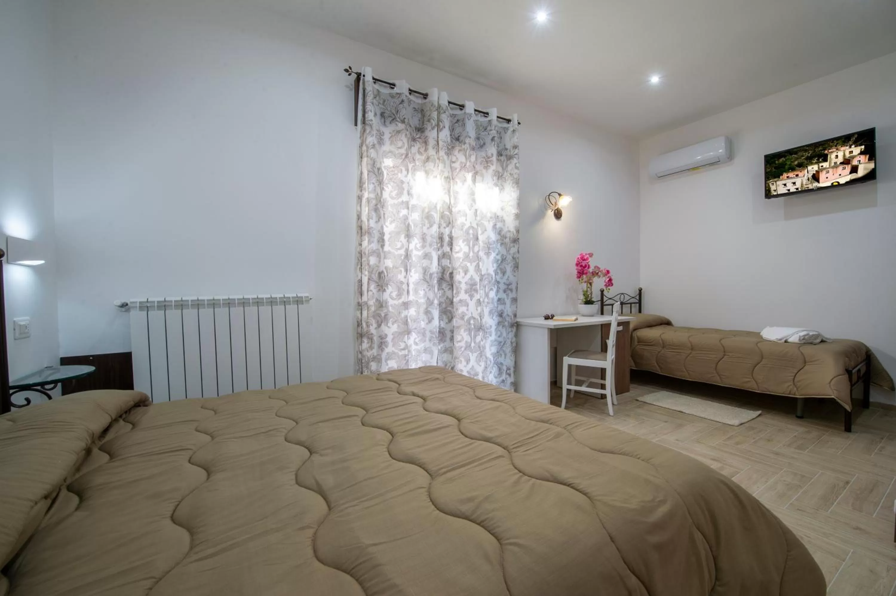 Photo of the whole room, Bed in Il Ritrovo degli dei