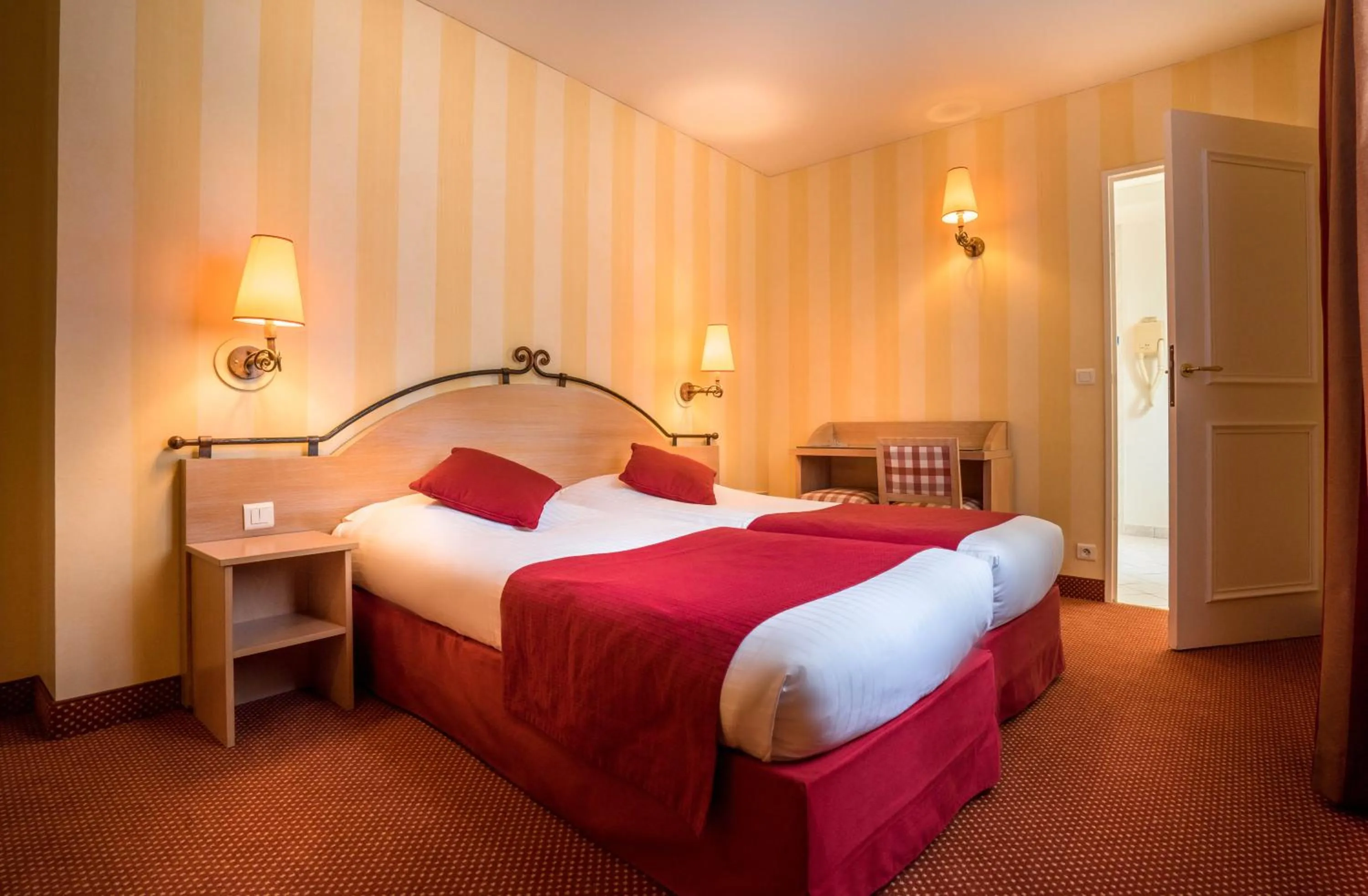 Bed in Hotel Delambre