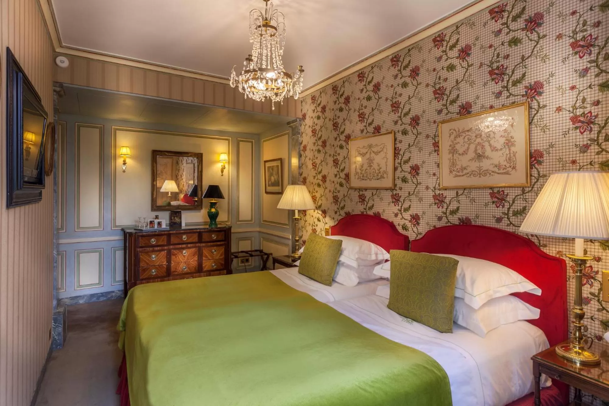 Photo of the whole room, Bed in Hôtel Duc De St-Simon