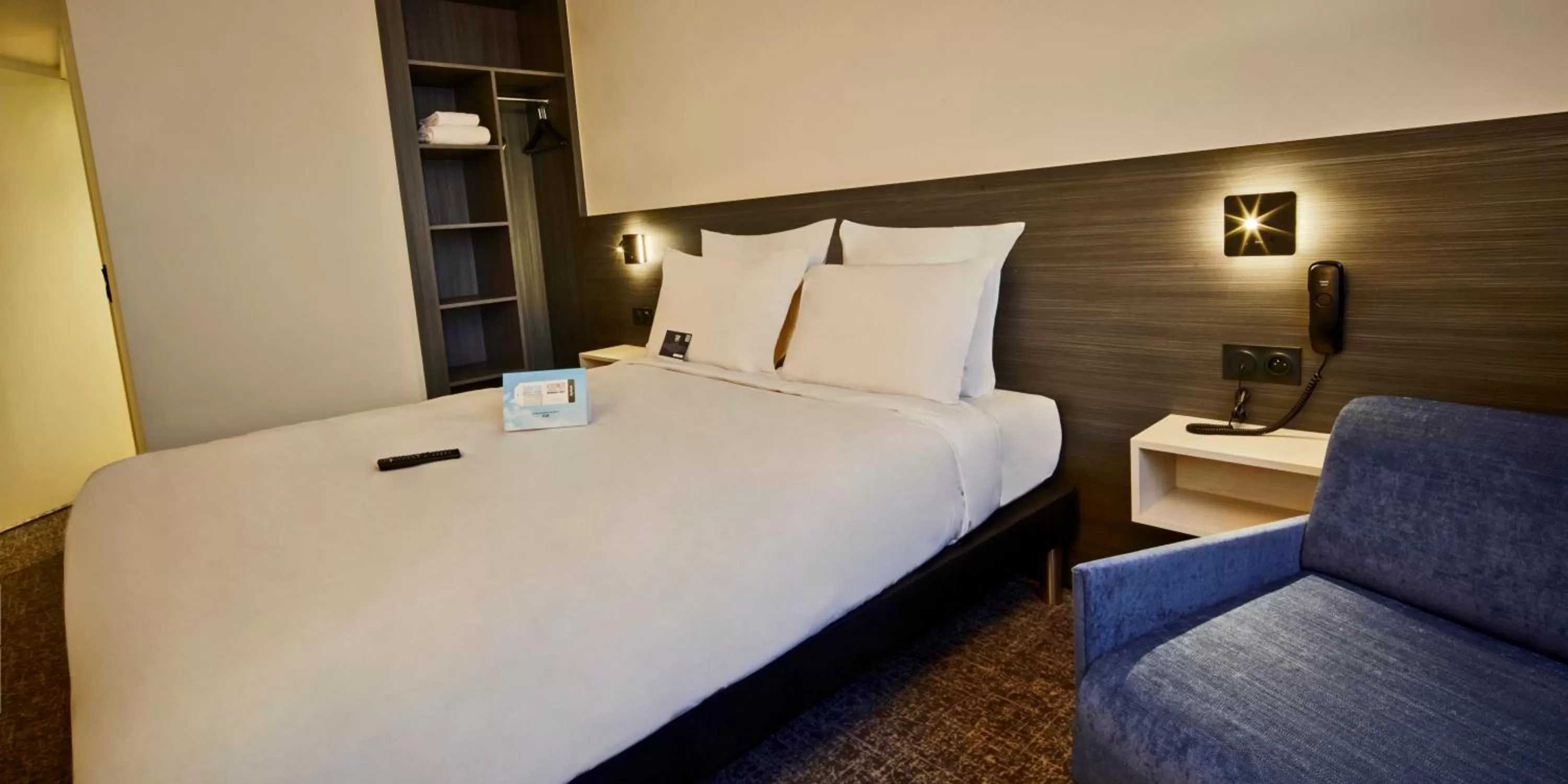 Bed in Kyriad Combs-La-Ville - Senart