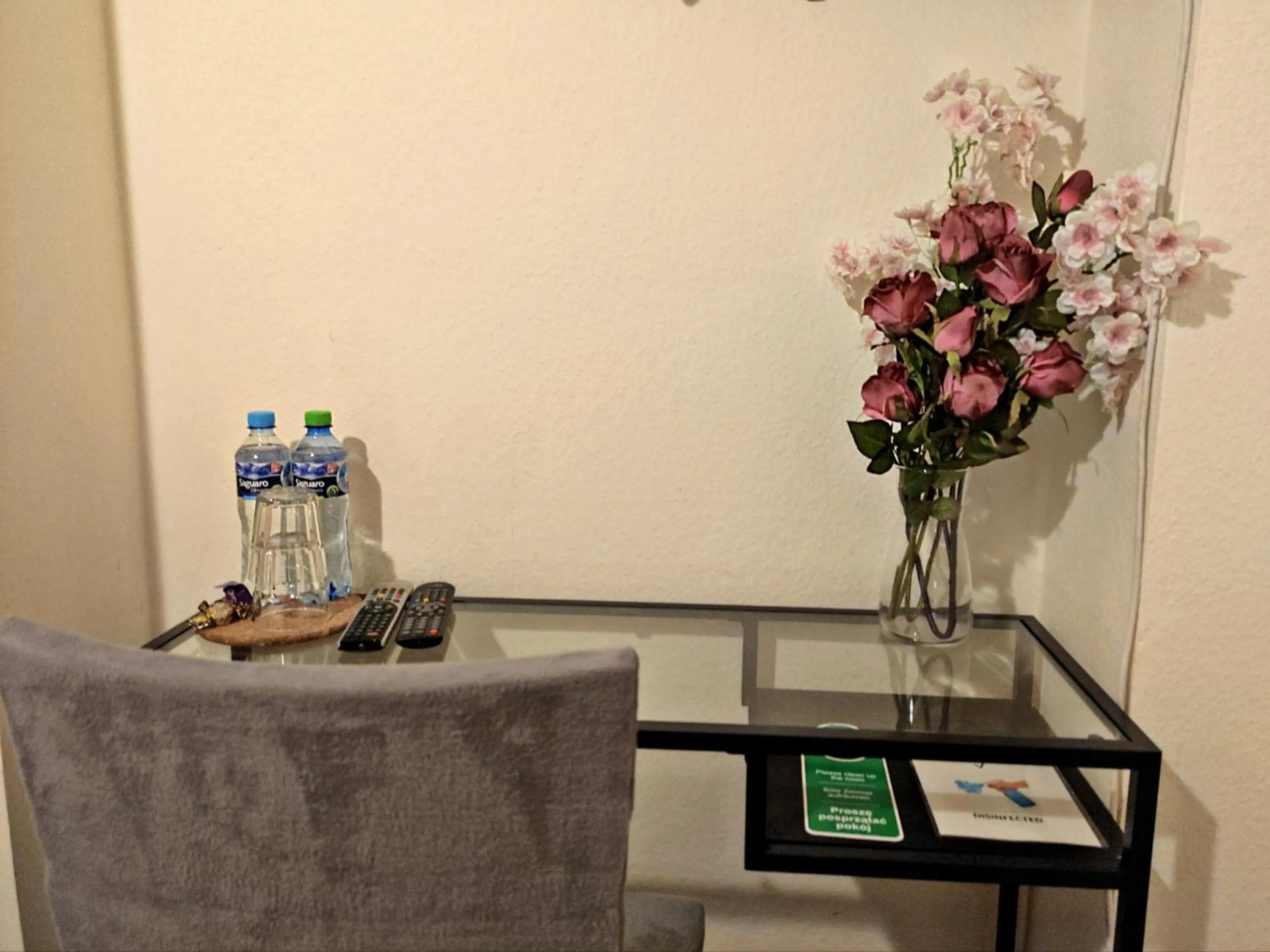 TV and multimedia in Hostel Helvetia Rooms Warsaw CITY CENTER and OLD TOWN