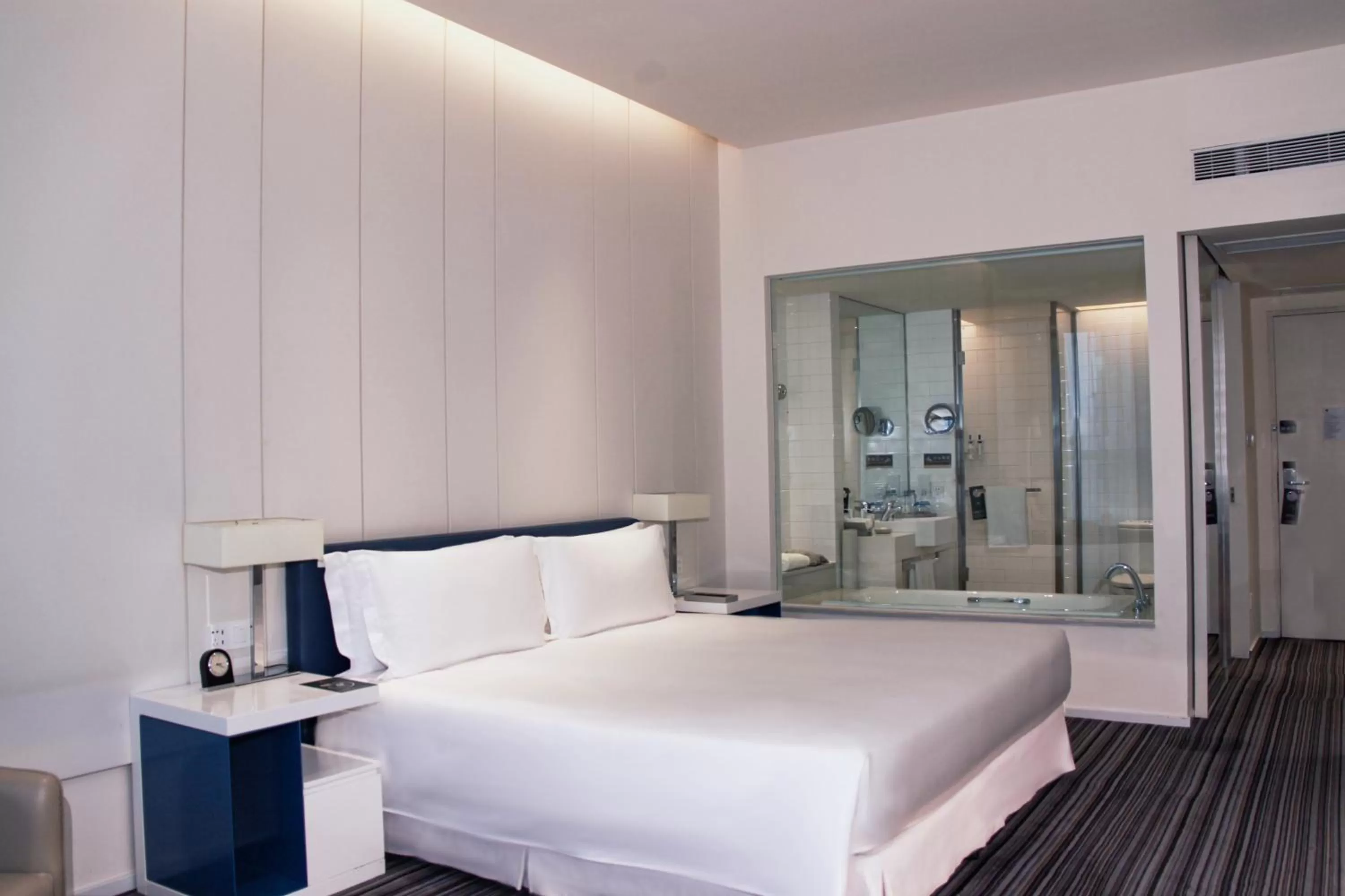 Bedroom, Bed in Grand Mercure Shanghai Century Park