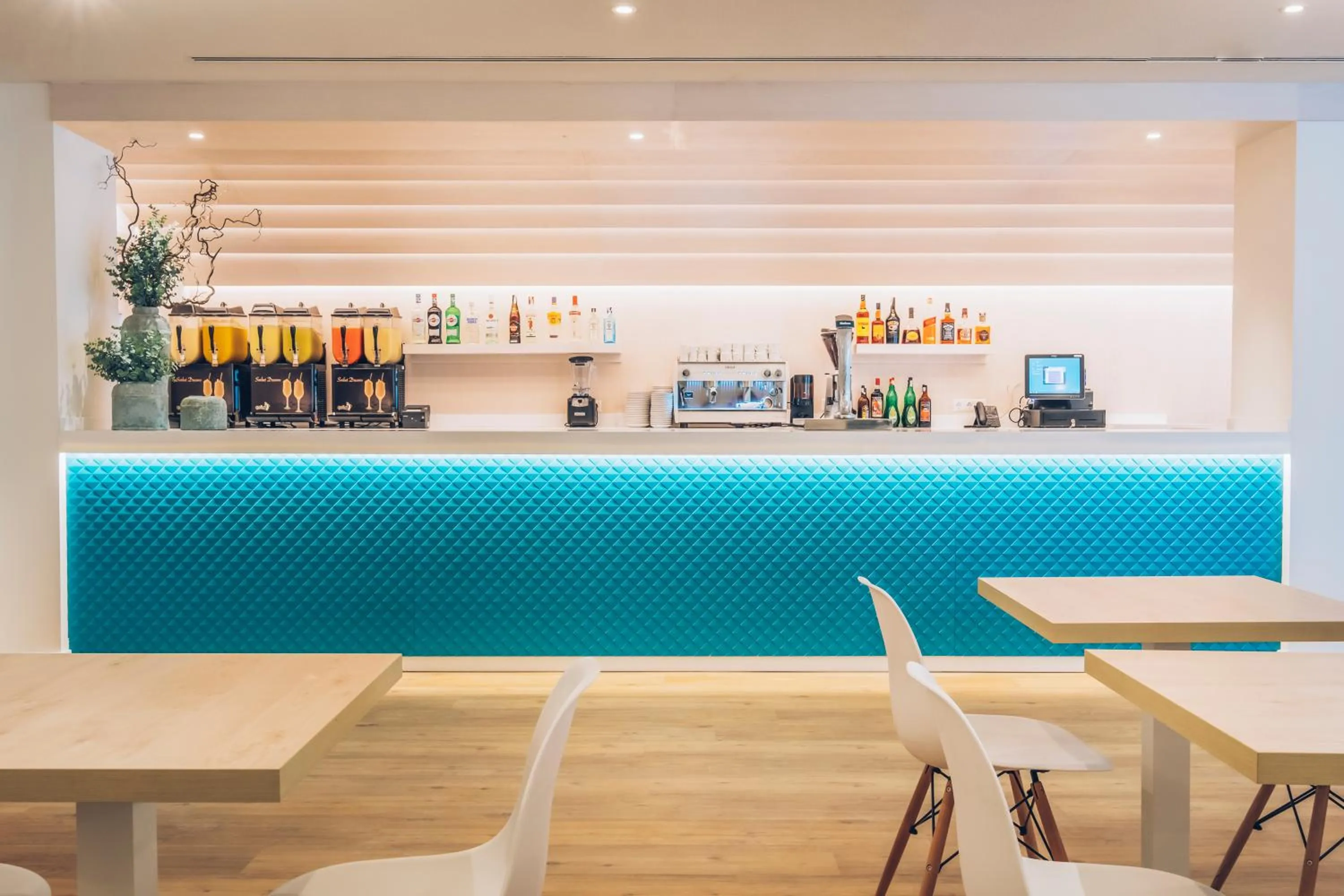 Lounge or bar in Iberostar Waves Alcudia Park