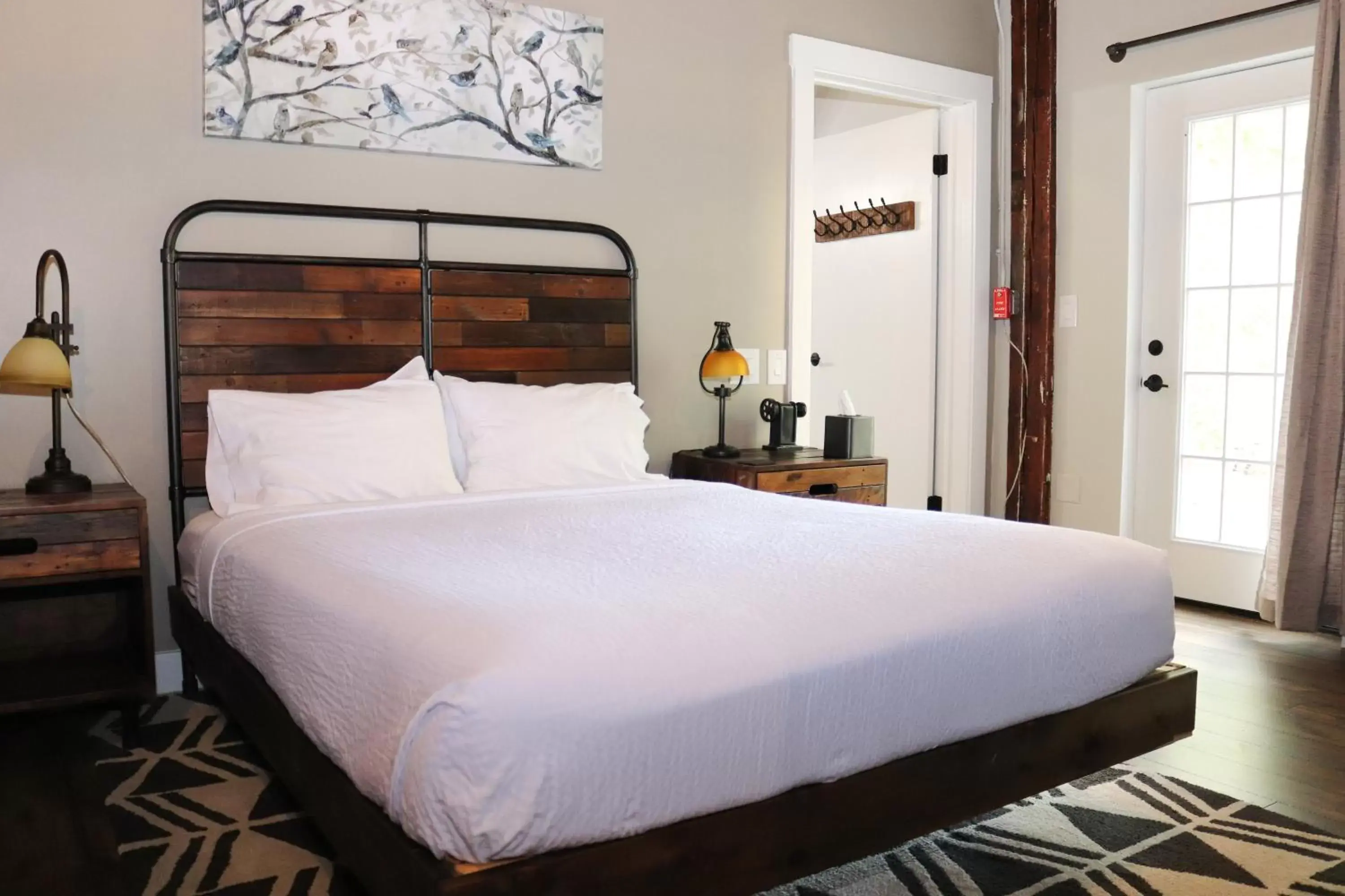 Standard Queen Room in Old Mill Inn Standard Queen Room in Old Mill Inn