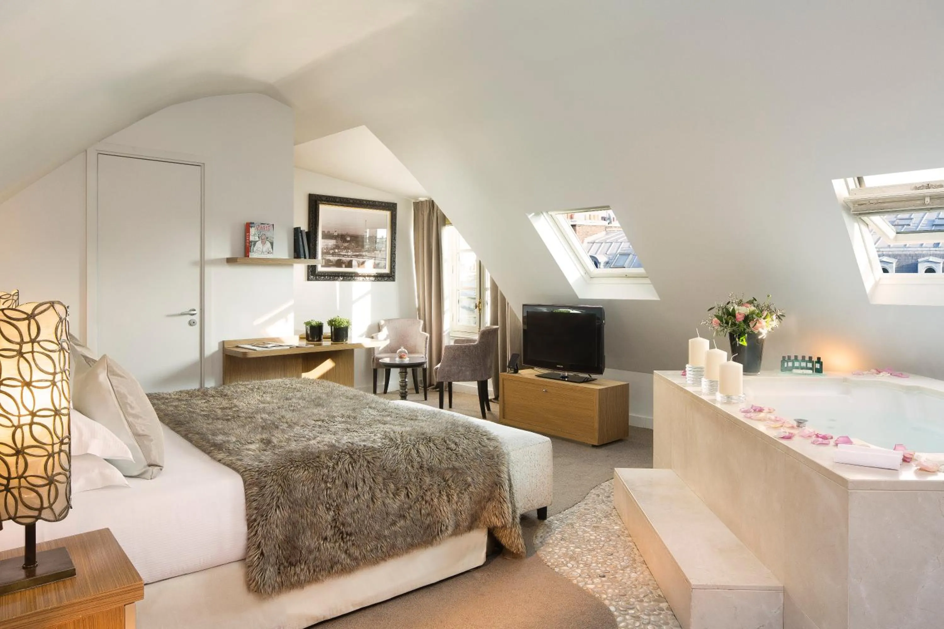 Photo of the whole room, Bed in Hotel Lumen Paris Louvre