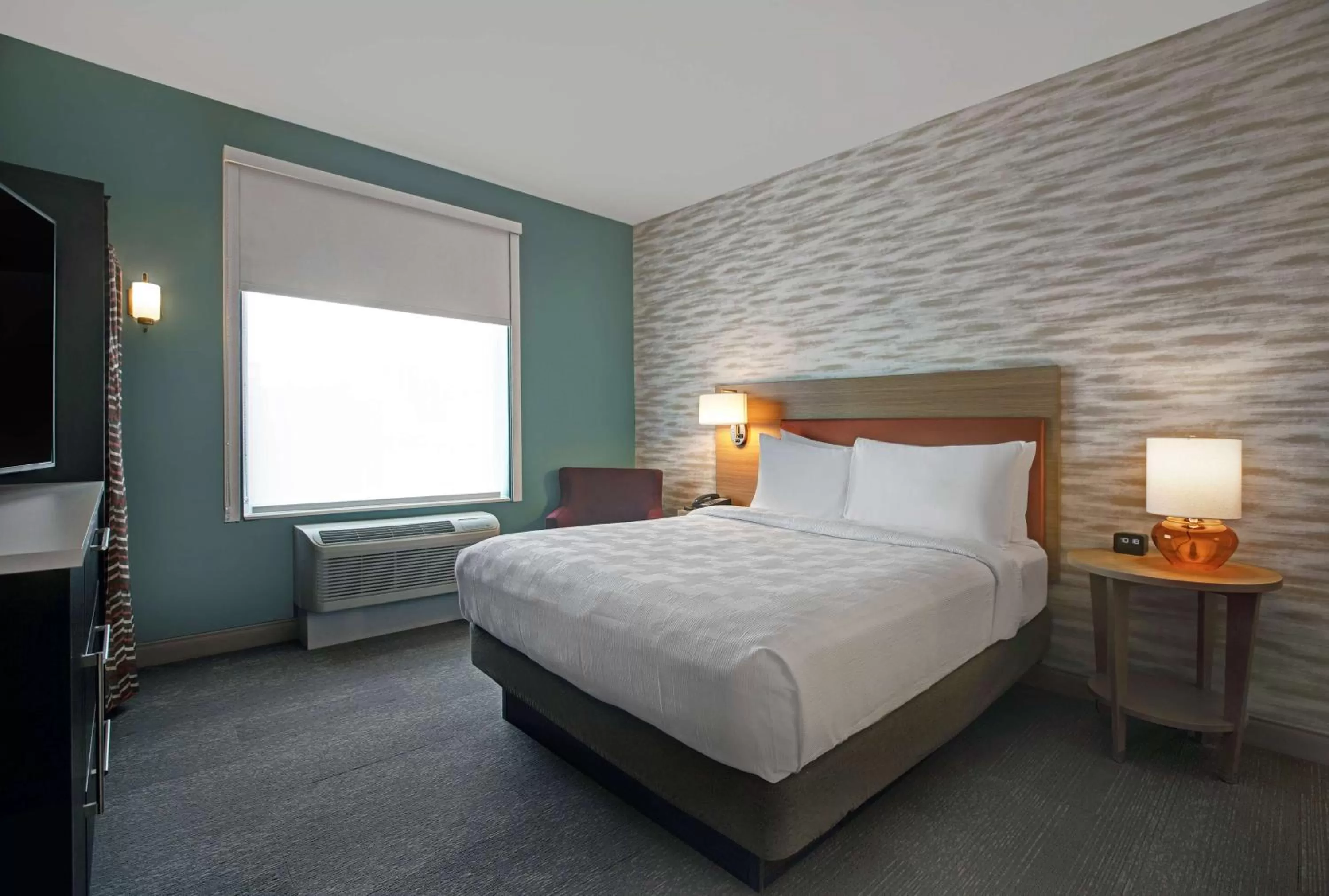 Bed in Home2 Suites By Hilton Milwaukee Downtown