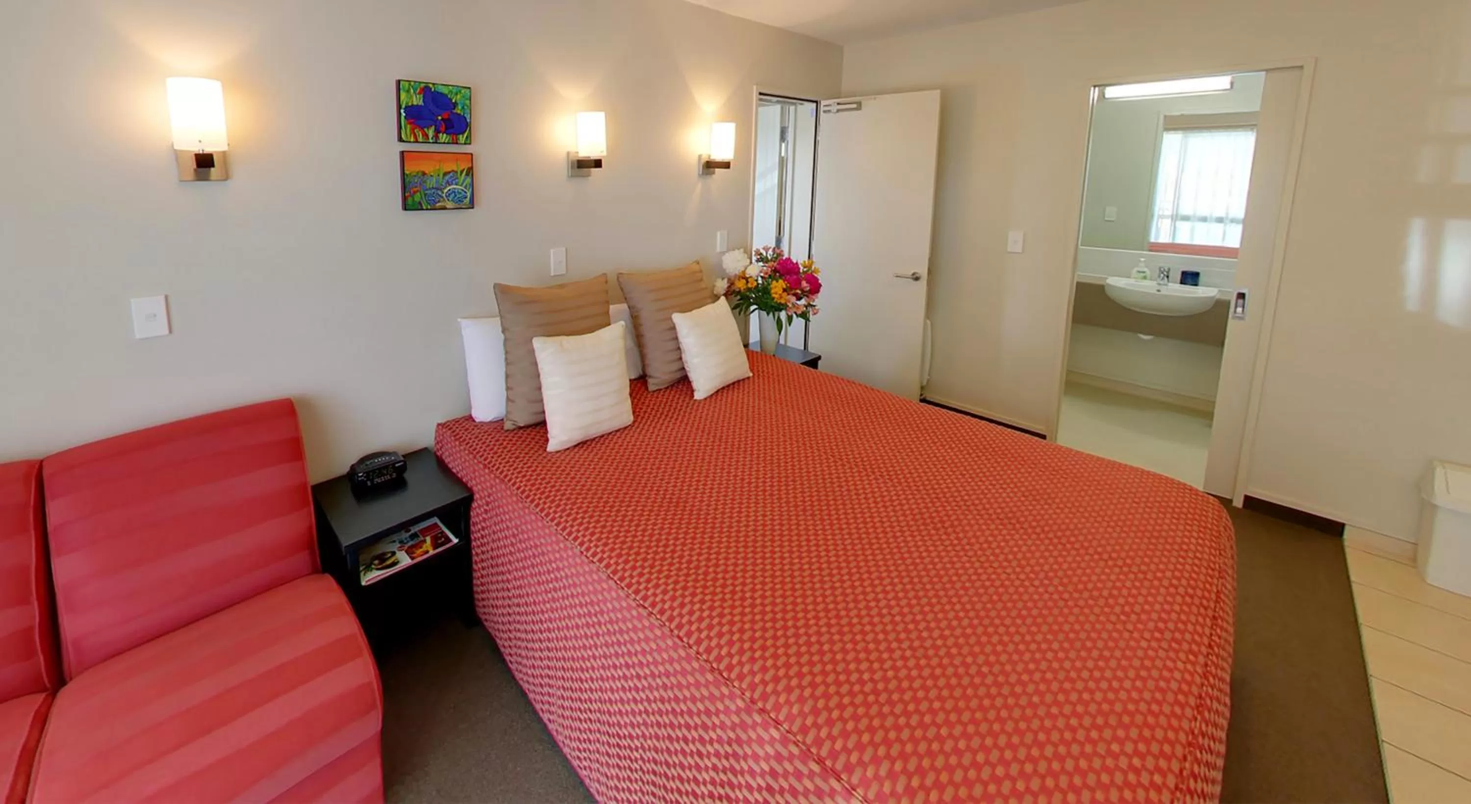 Bed in Cranford Oak Motel