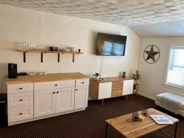 TV and multimedia in Moose Creek Lodge & Suites