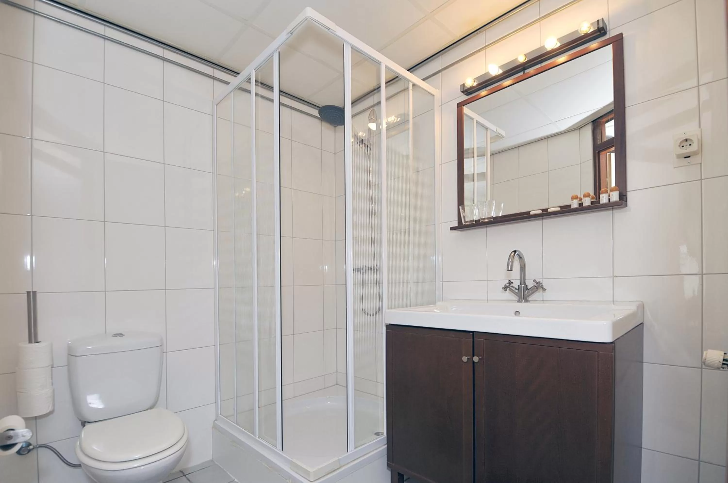 Shower, Bathroom in Motel- Bungalow-& Chaletpark de Brenkberg