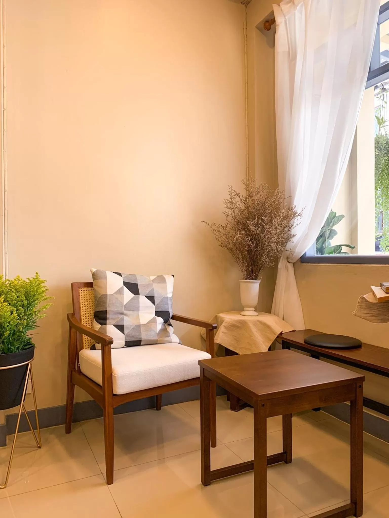 Achcha hotel - itsaraphap MRT station - Wat Arun