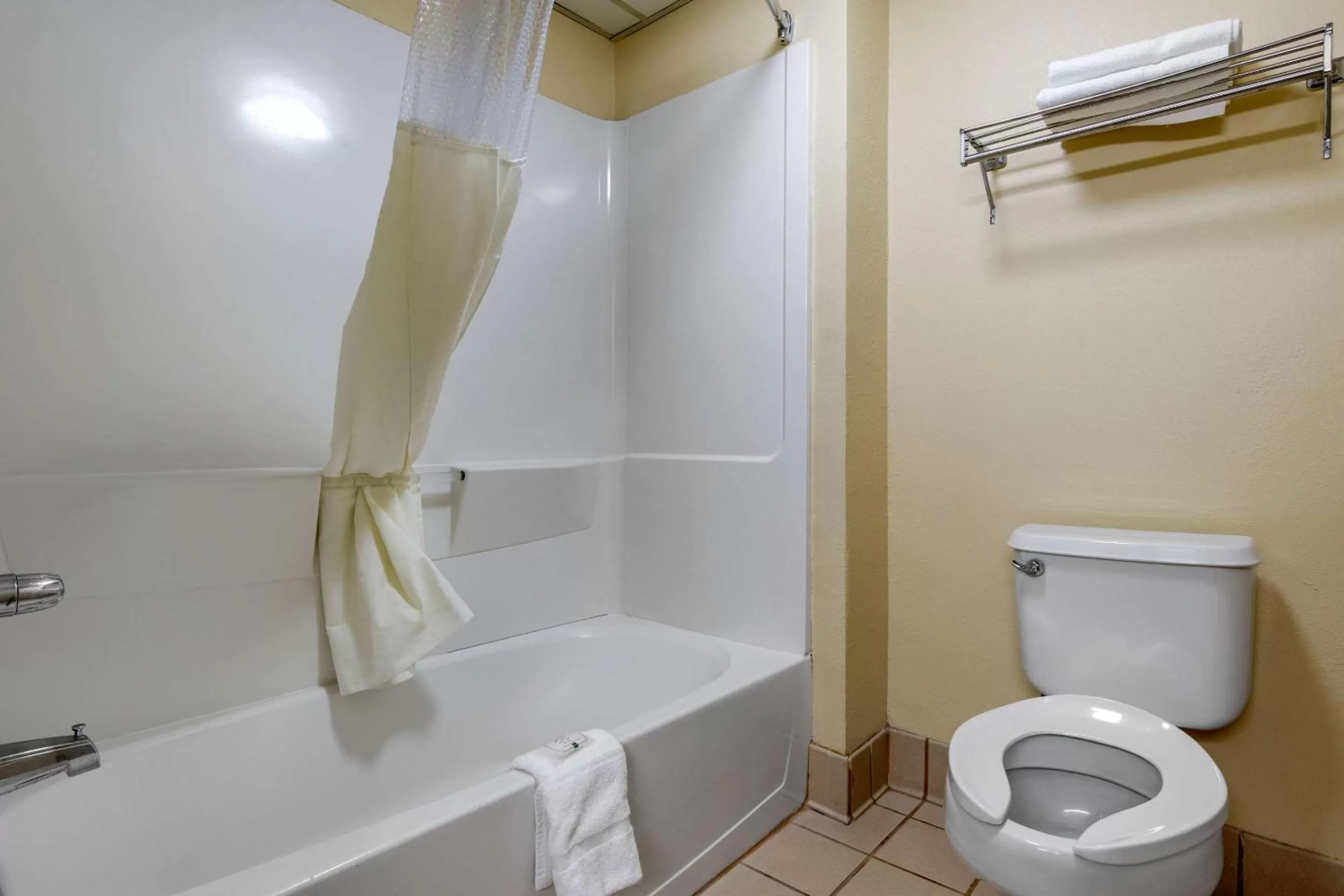 Photo of the whole room in Quality Inn Kingstree North