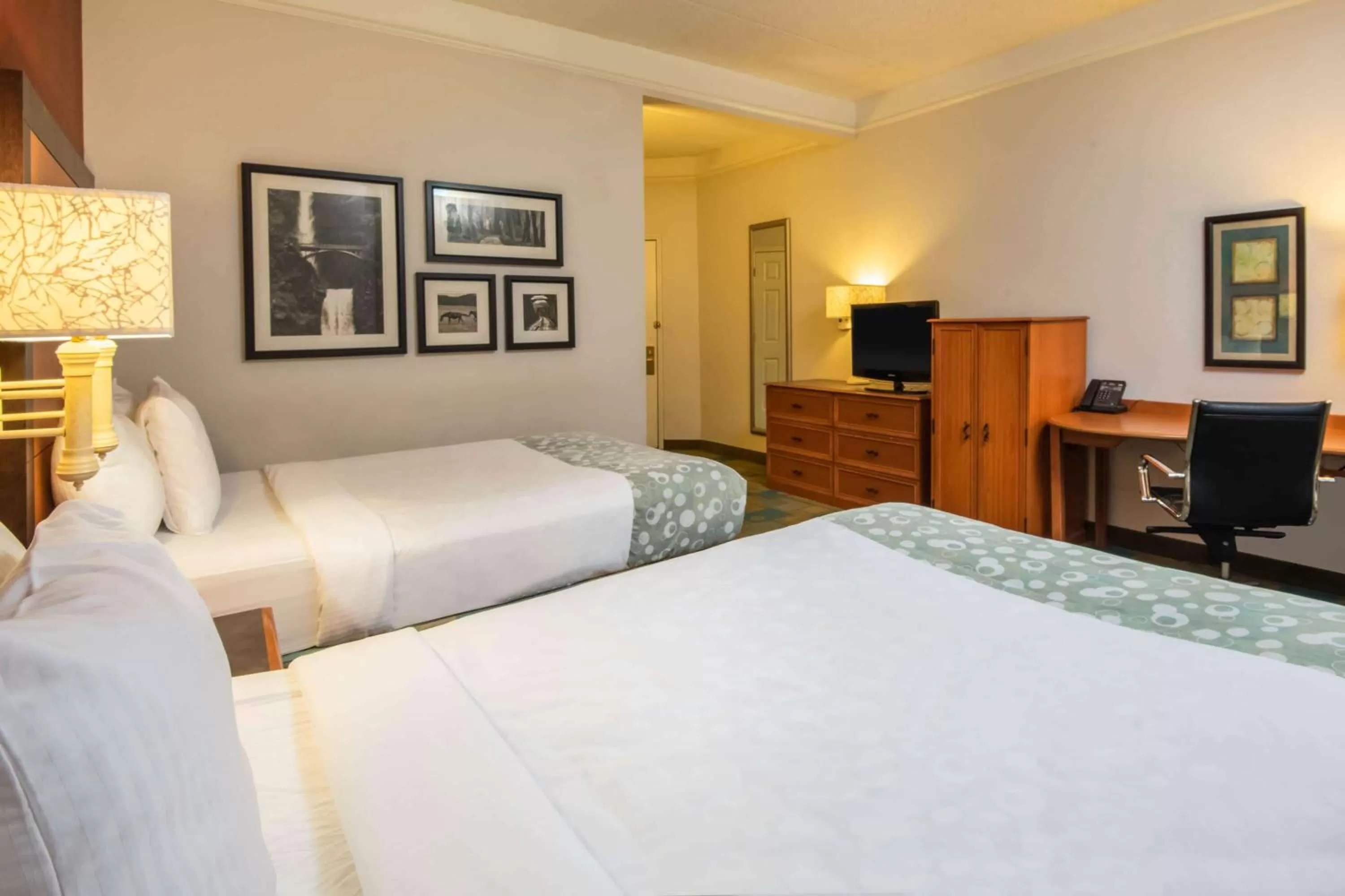 Photo of the whole room, Bed in La Quinta by Wyndham Colorado Springs South Airport