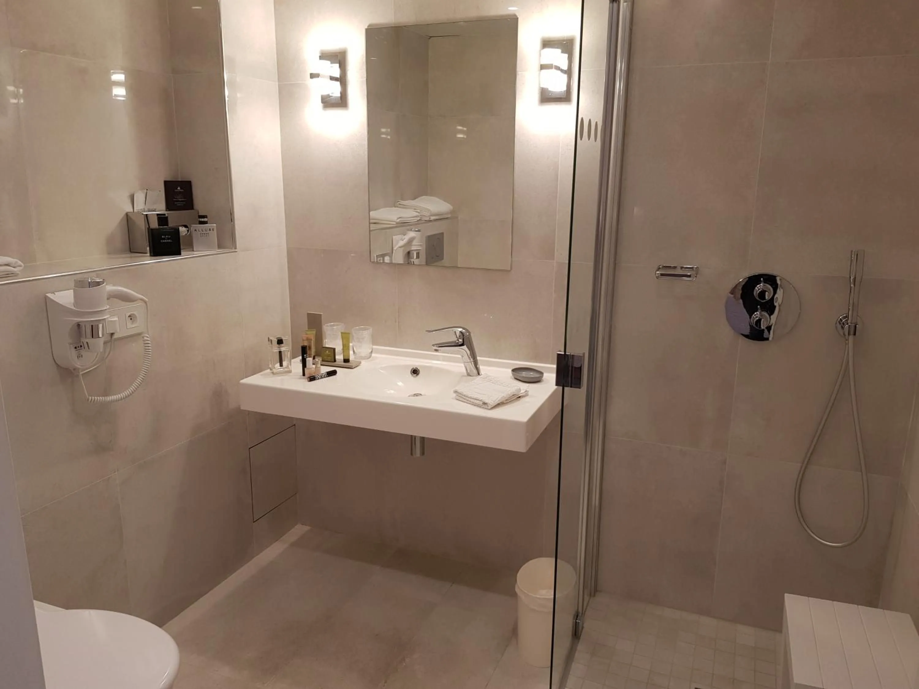 Bathroom in HOTEL ALISON