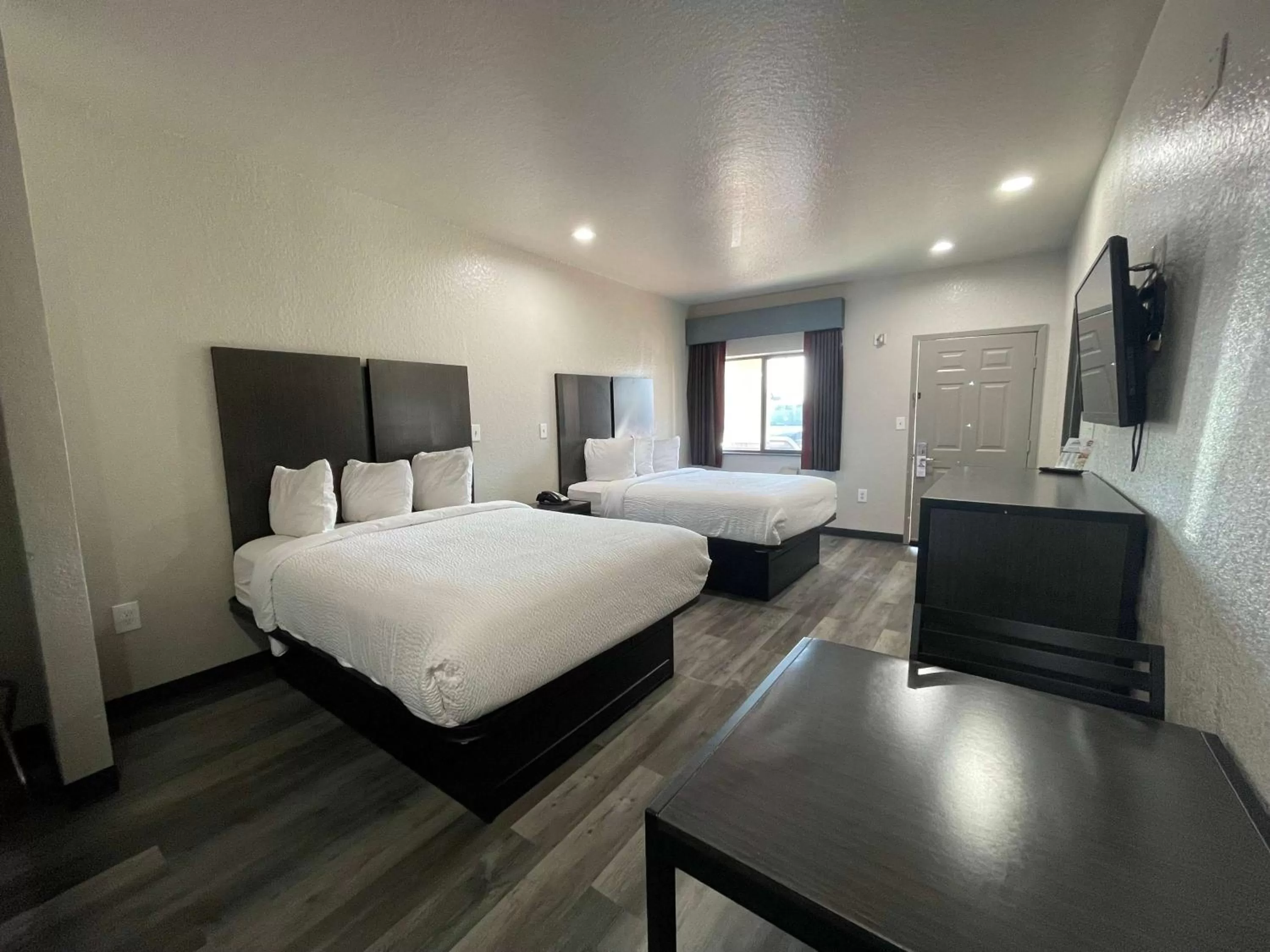 Photo of the whole room, Bed in Days Inn by Wyndham Dickinson TX