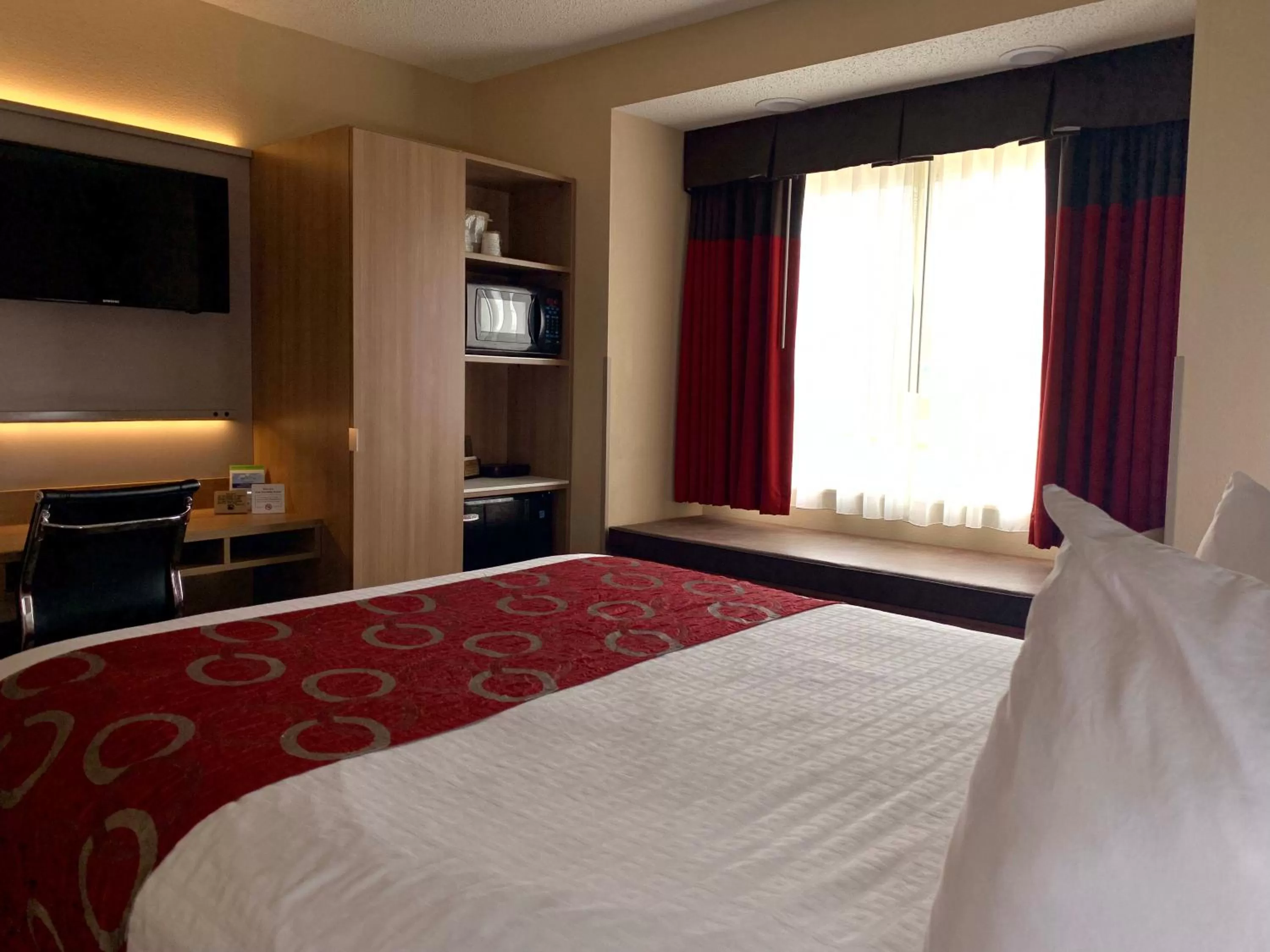 Bedroom, Bed in Microtel Inn & Suites by Wyndham Charleston