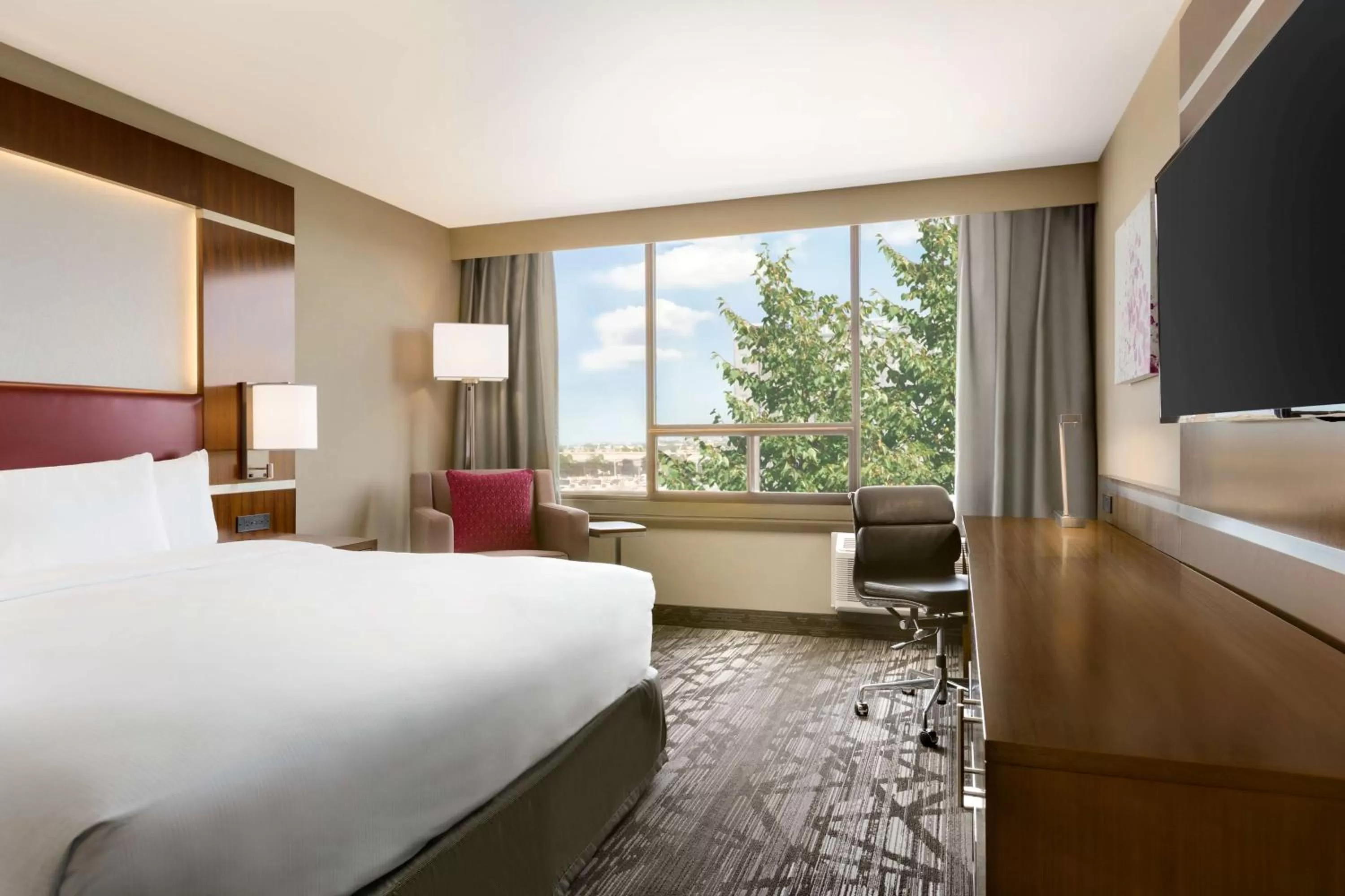 Bedroom, Bed in DoubleTree by Hilton Hotel Toronto Airport West