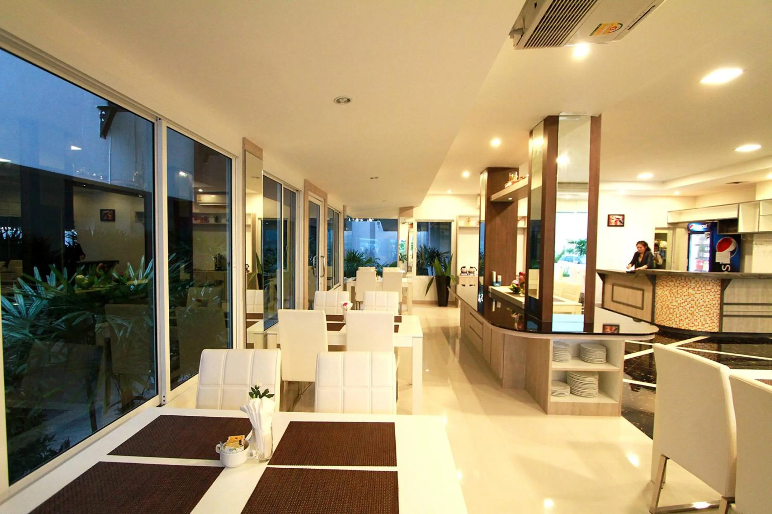 Restaurant/places to eat in The Contrast i Hotel