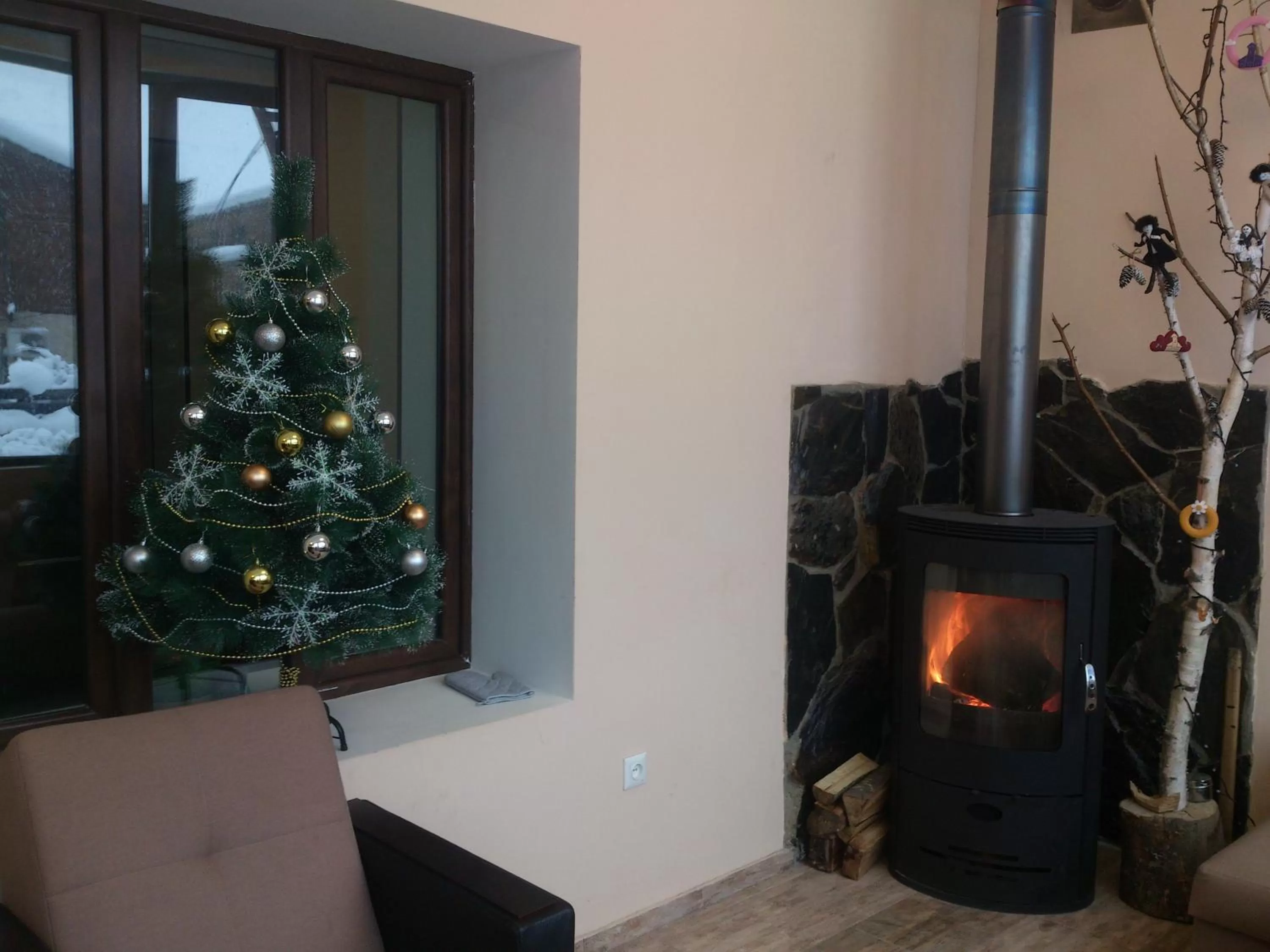 Communal lounge/ TV room, TV/Entertainment Center in Hotel Svanseti