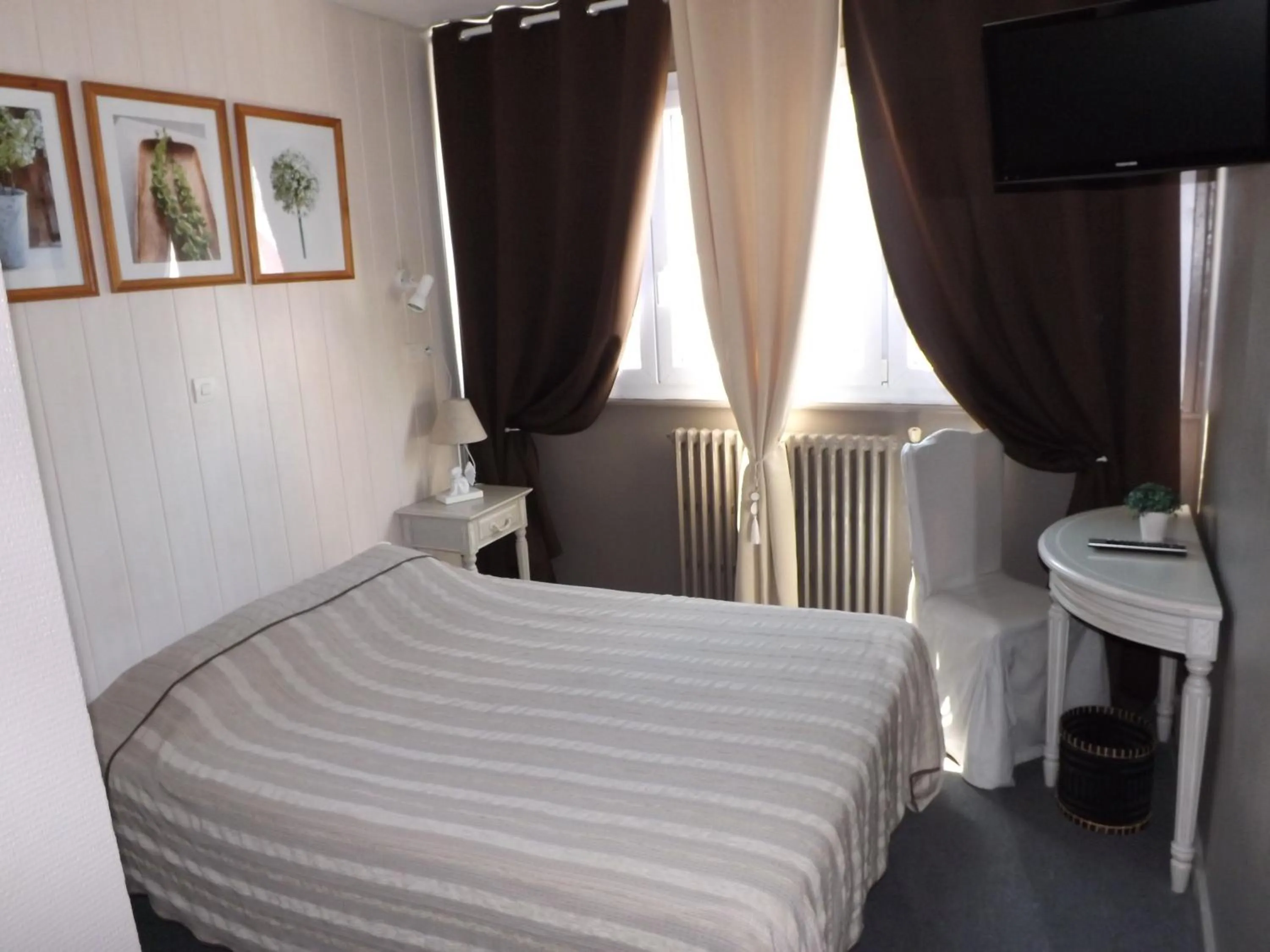 Photo of the whole room in Hôtel De Londres