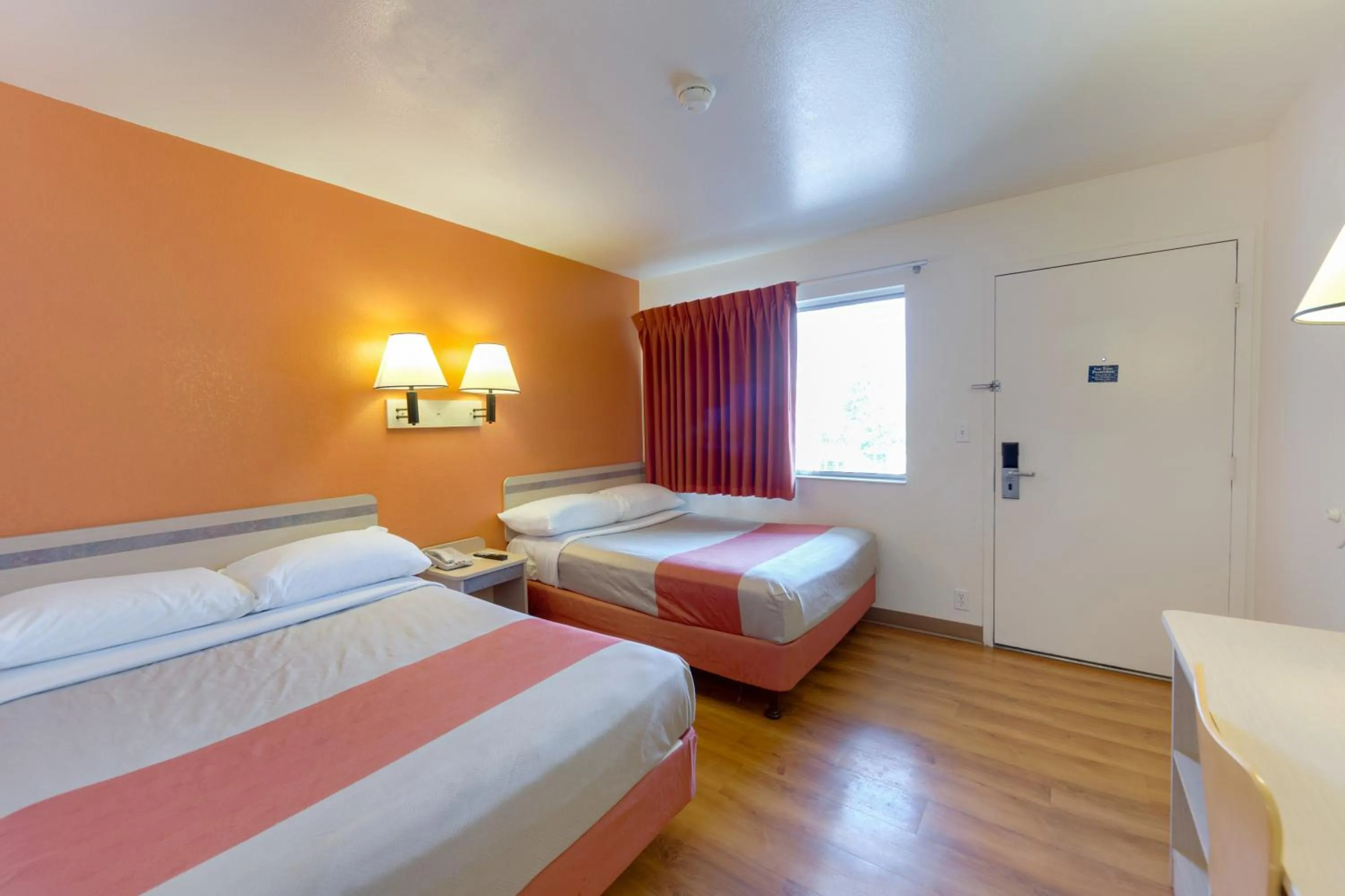 Bedroom, Bed in Motel 6 Weed - Mount Shasta