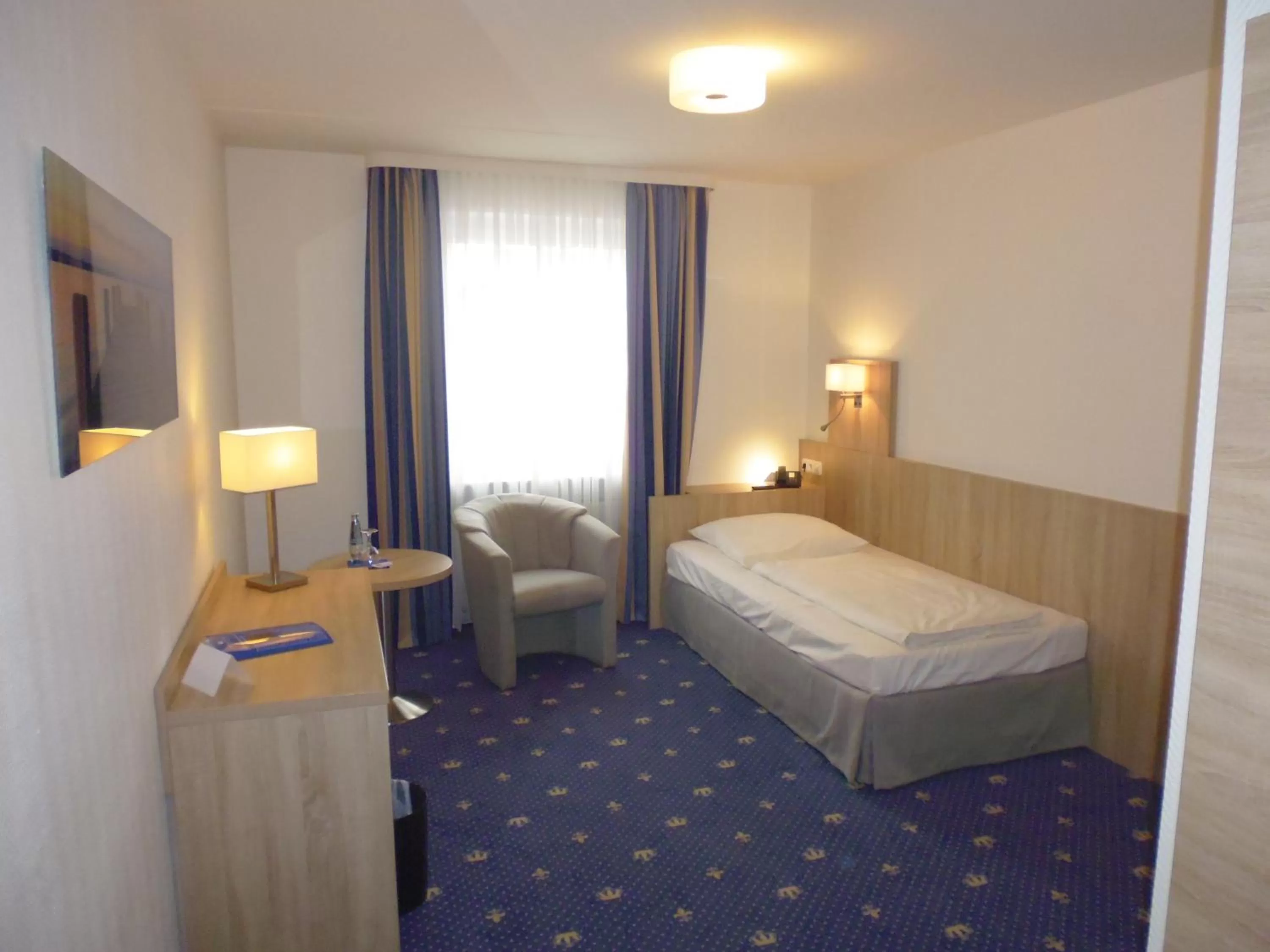 Photo of the whole room, Bed in Hotel Deutscher Kaiser