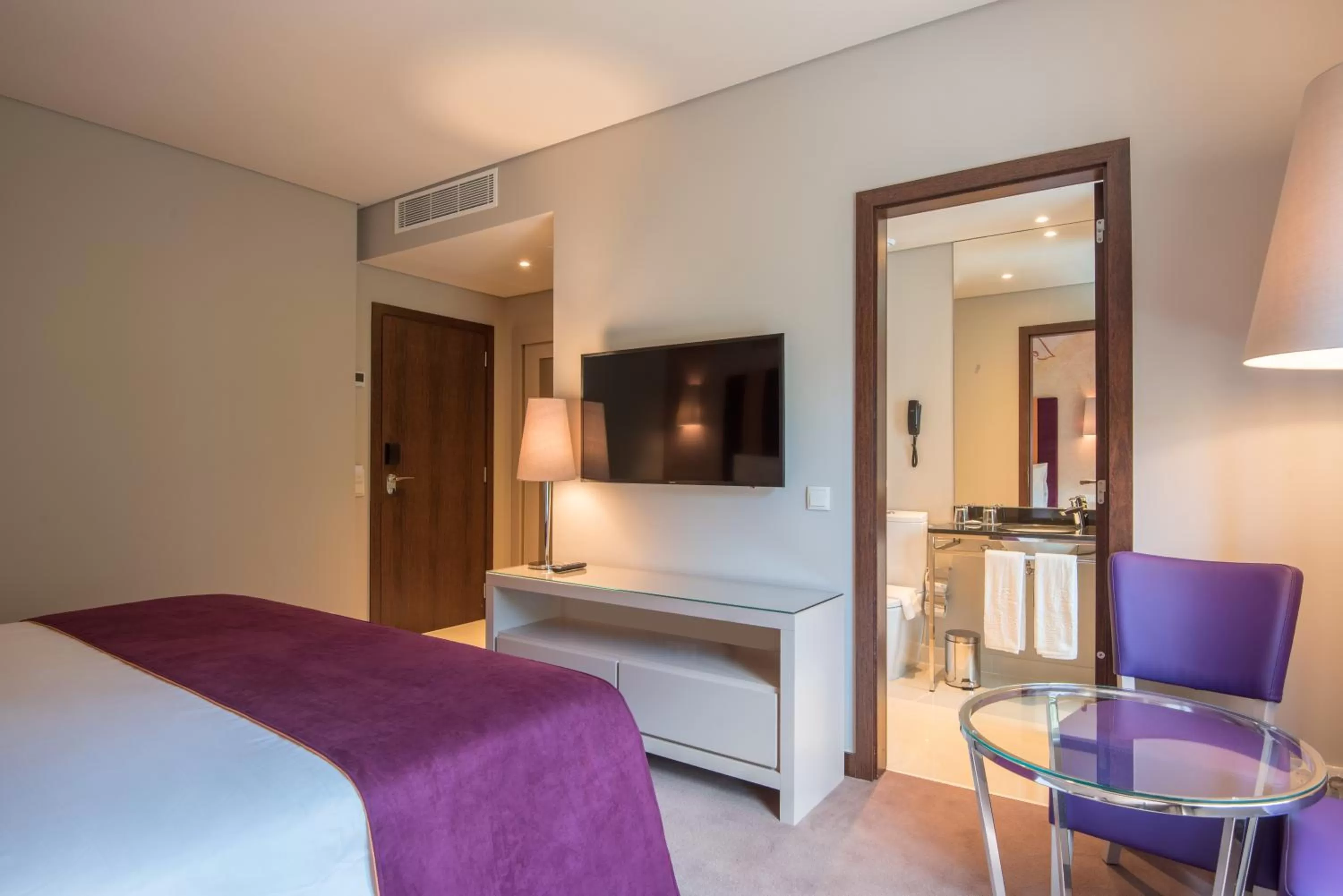 Bathroom, Bed in Vila Galé Collection Serra da Estrela