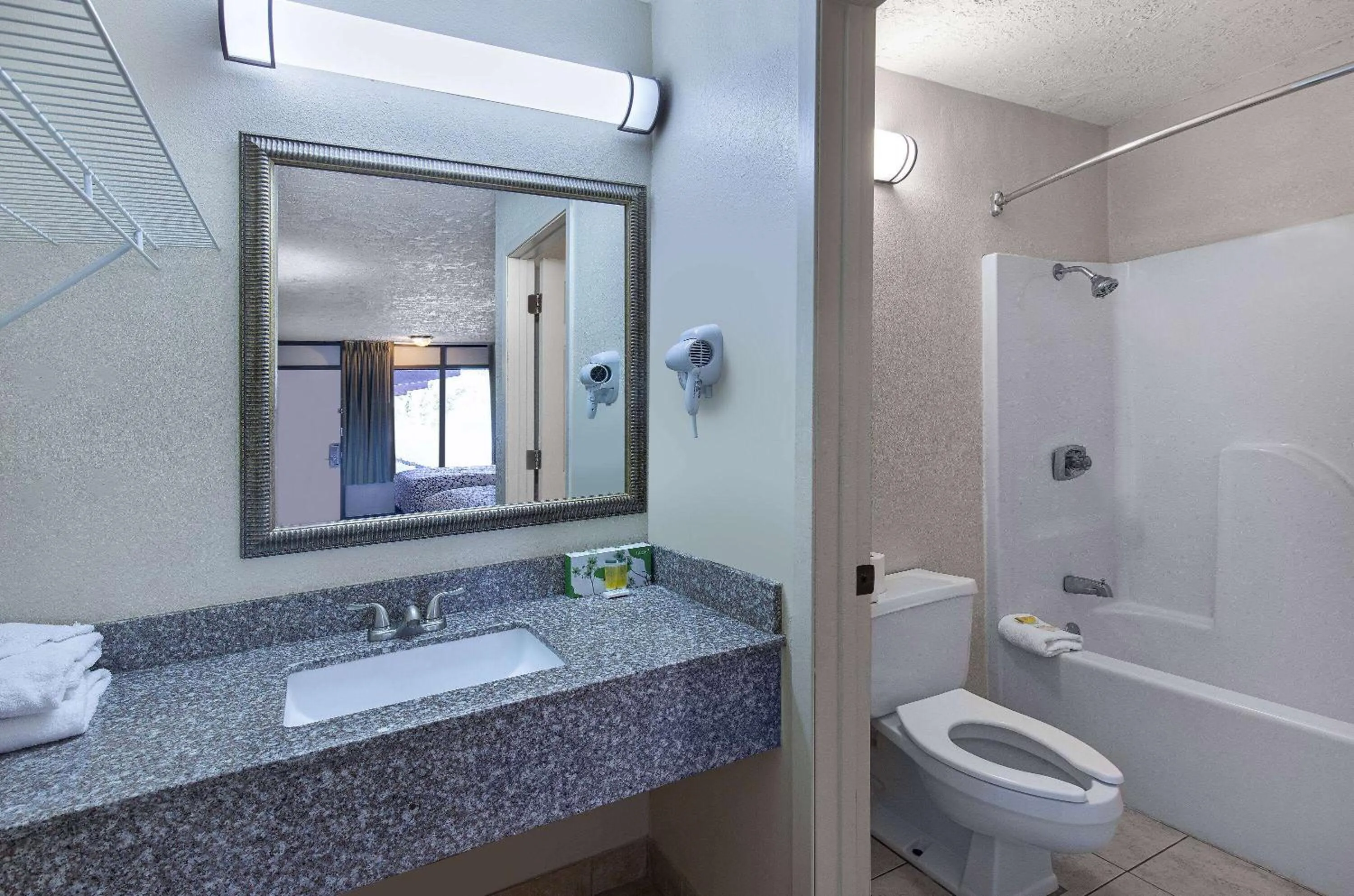 TV and multimedia in Americana Inn a Travelodge by Wyndham