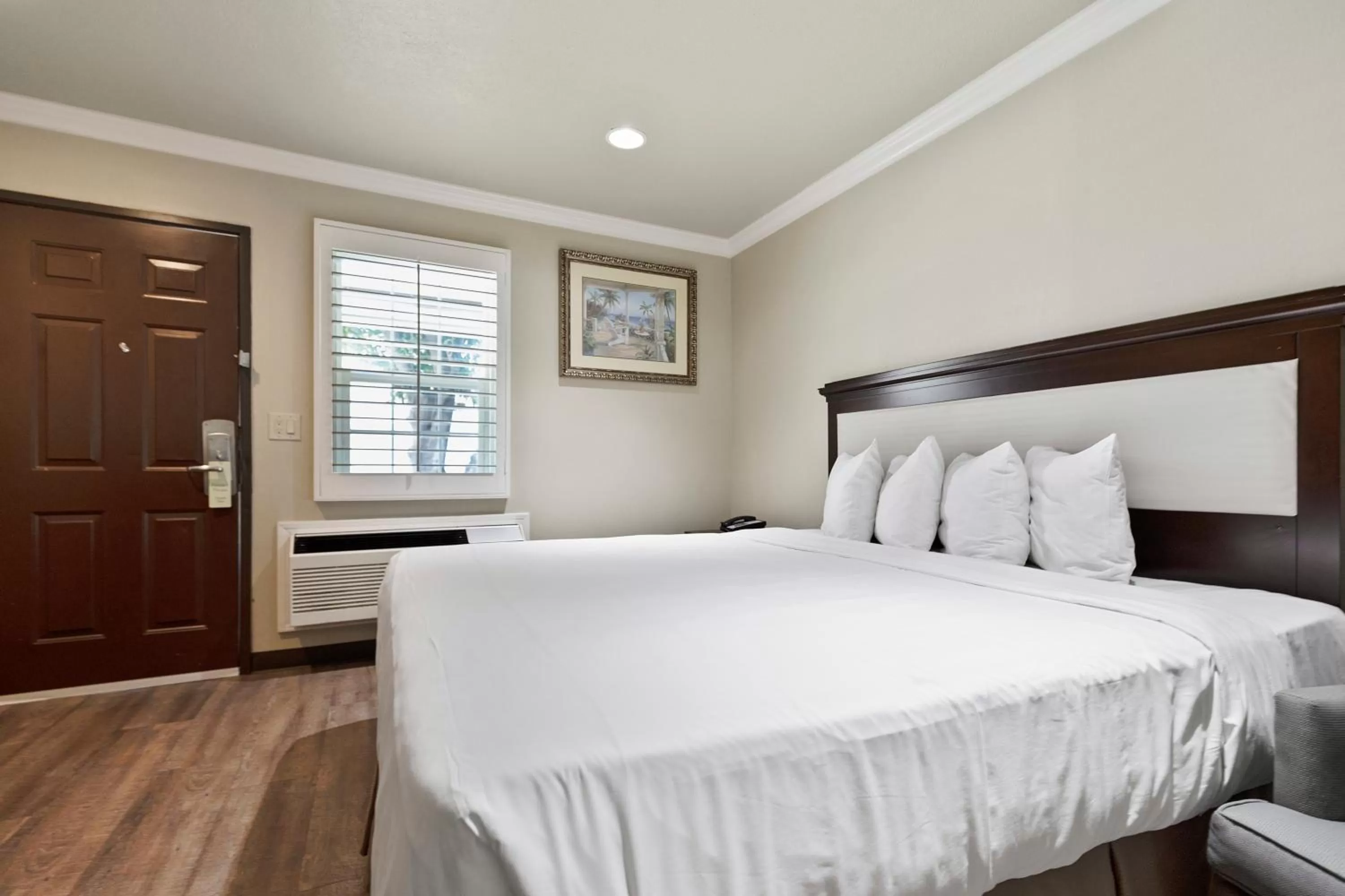 Bed in Le Blanc Inn & Suites