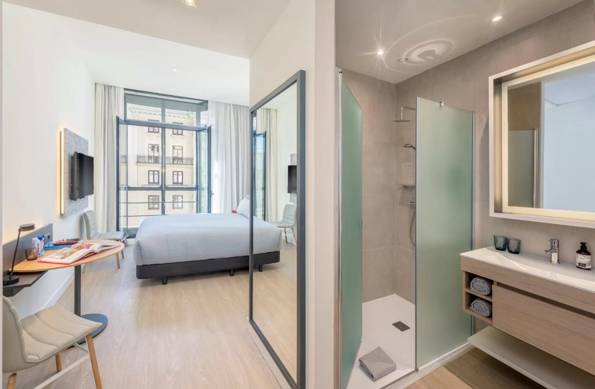 Toilet, Bed in INNSIDE by Meliá Madrid Gran Vía