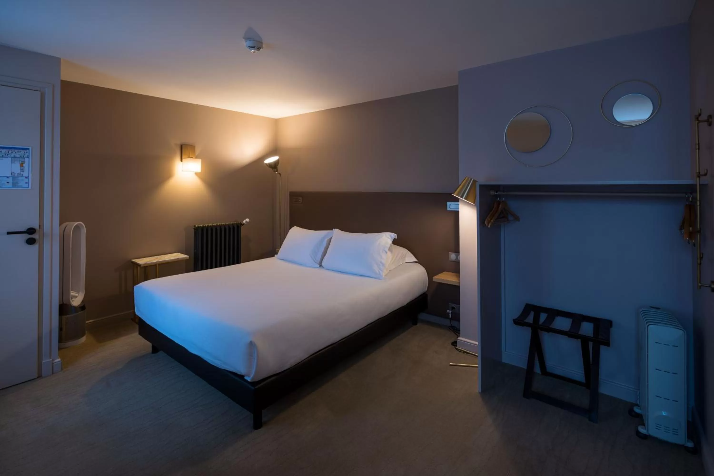 Property building, Bed in Hôtel Loysel le Gaucher