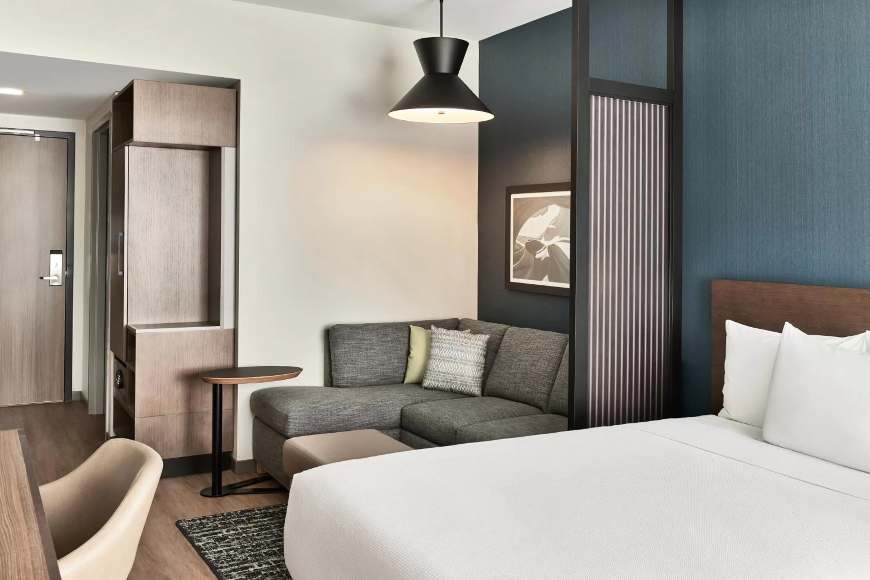 Living room, Bed in Hyatt Place Phoenix/Downtown