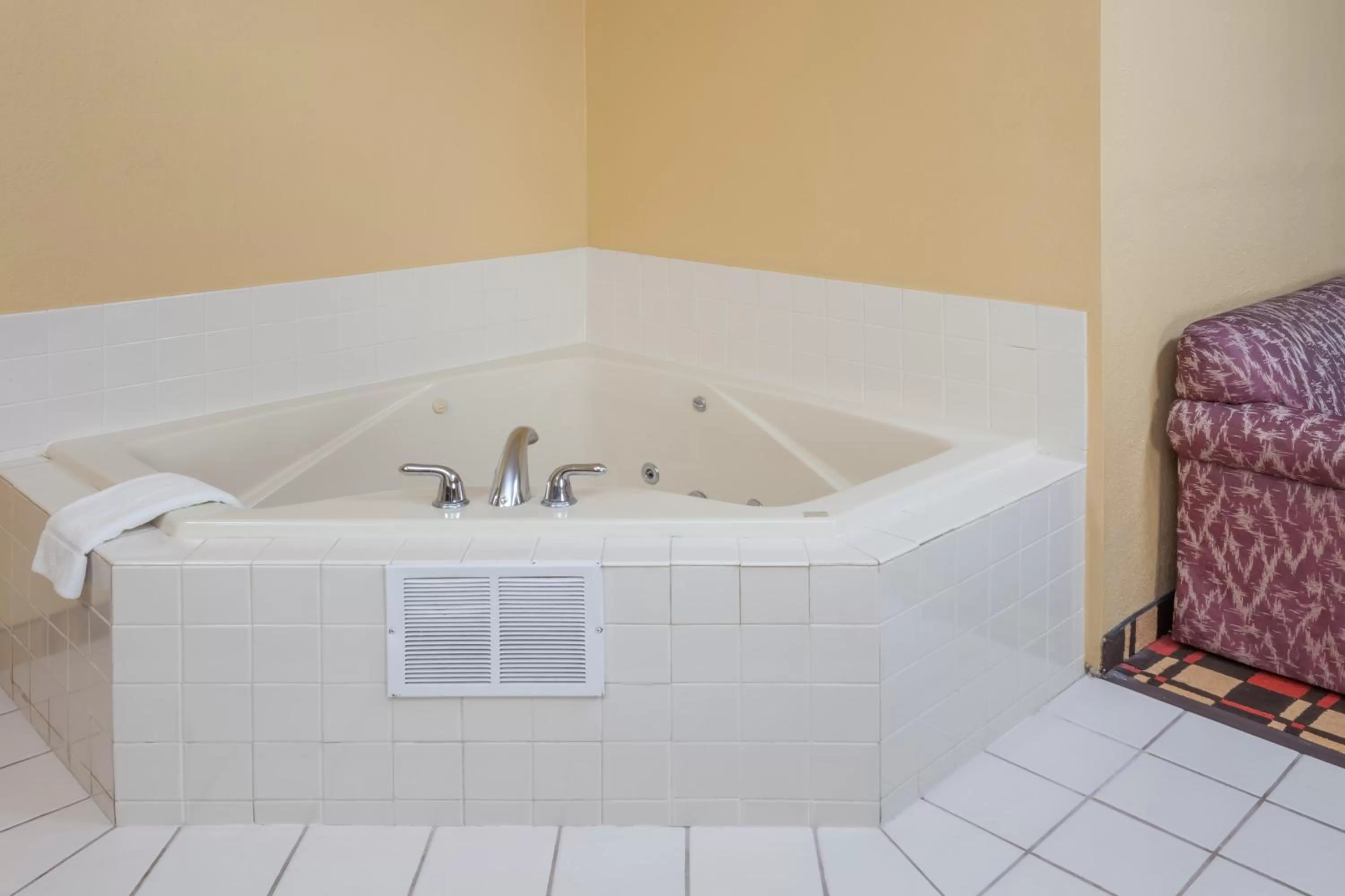 Hot Tub in Econo Lodge Chillicothe