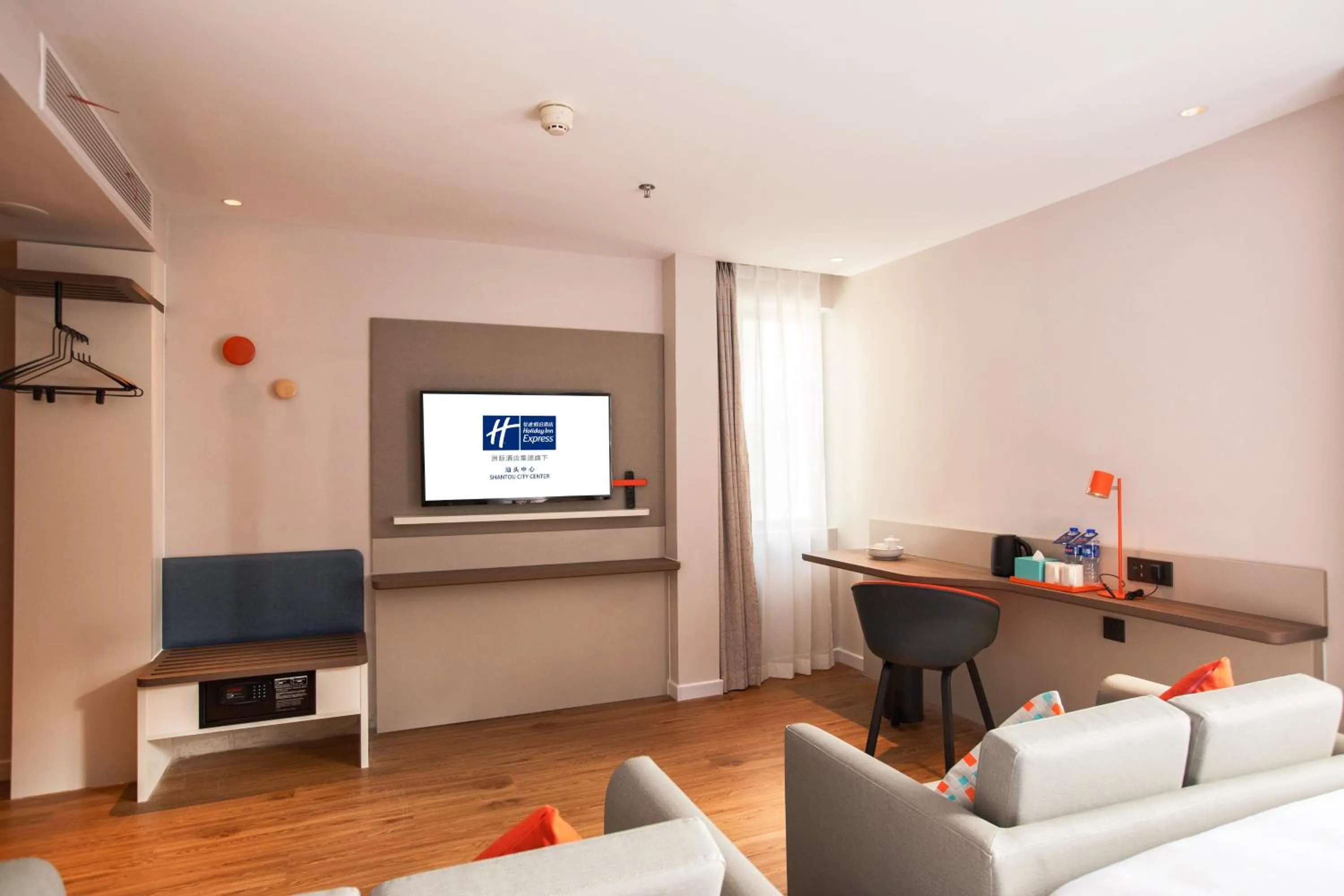 Seating area in Holiday Inn Express Shantou City Center by IHG